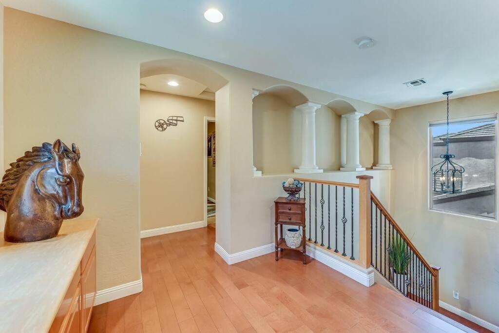 Five-Bedroom House photo 3