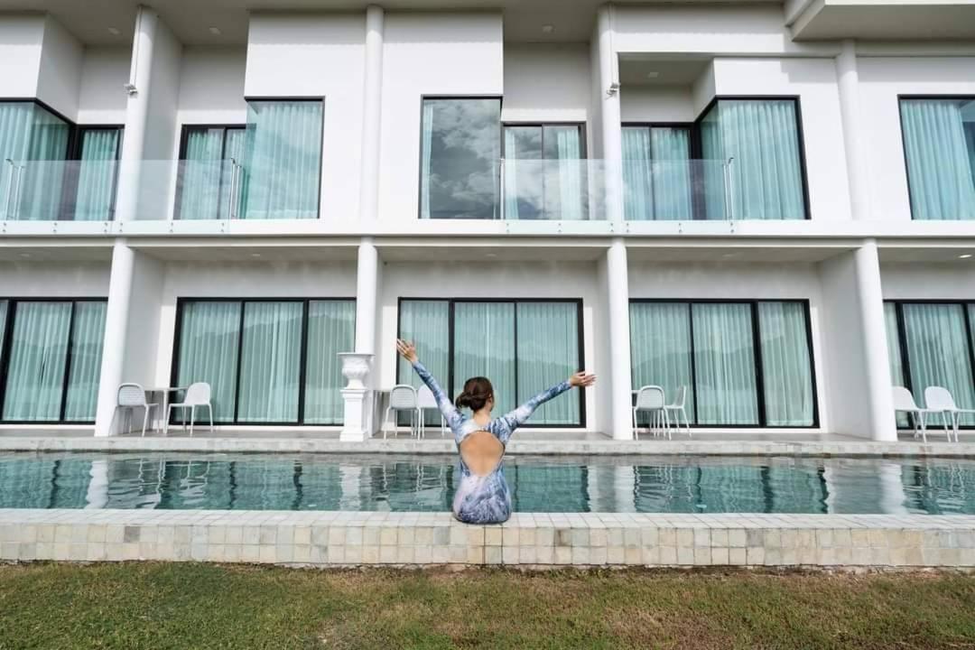 Deluxe Double or Twin Room with Pool Access photo 3