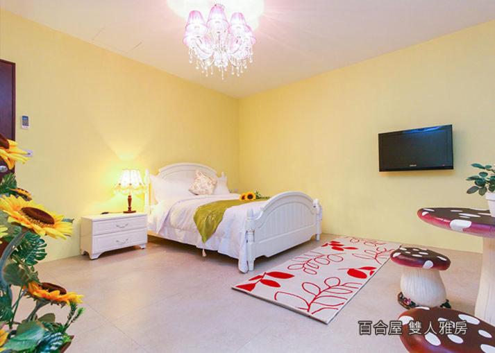 Standard Double Room with Shared Bathroom
