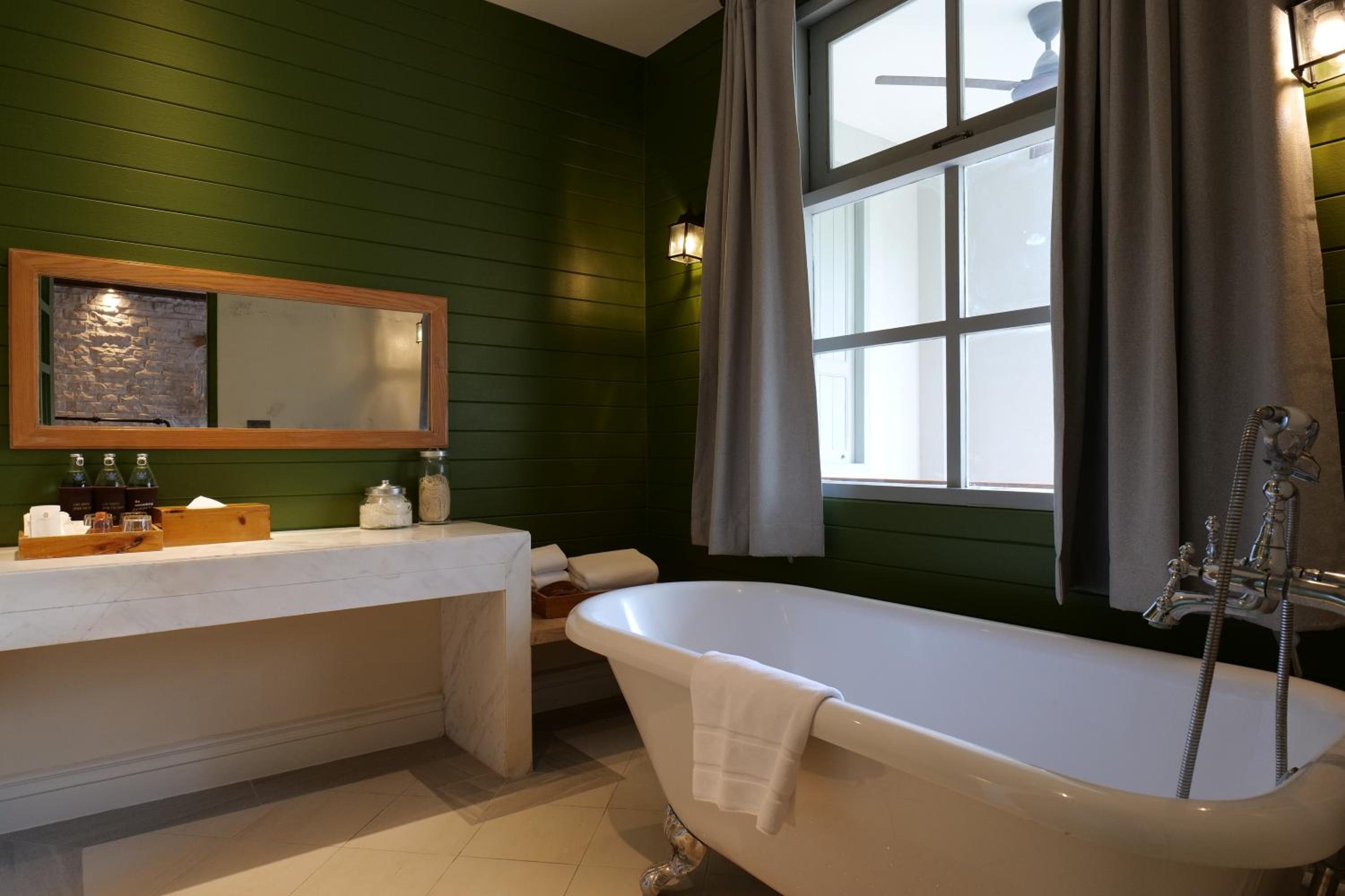 Executive Suite - Photo 7
