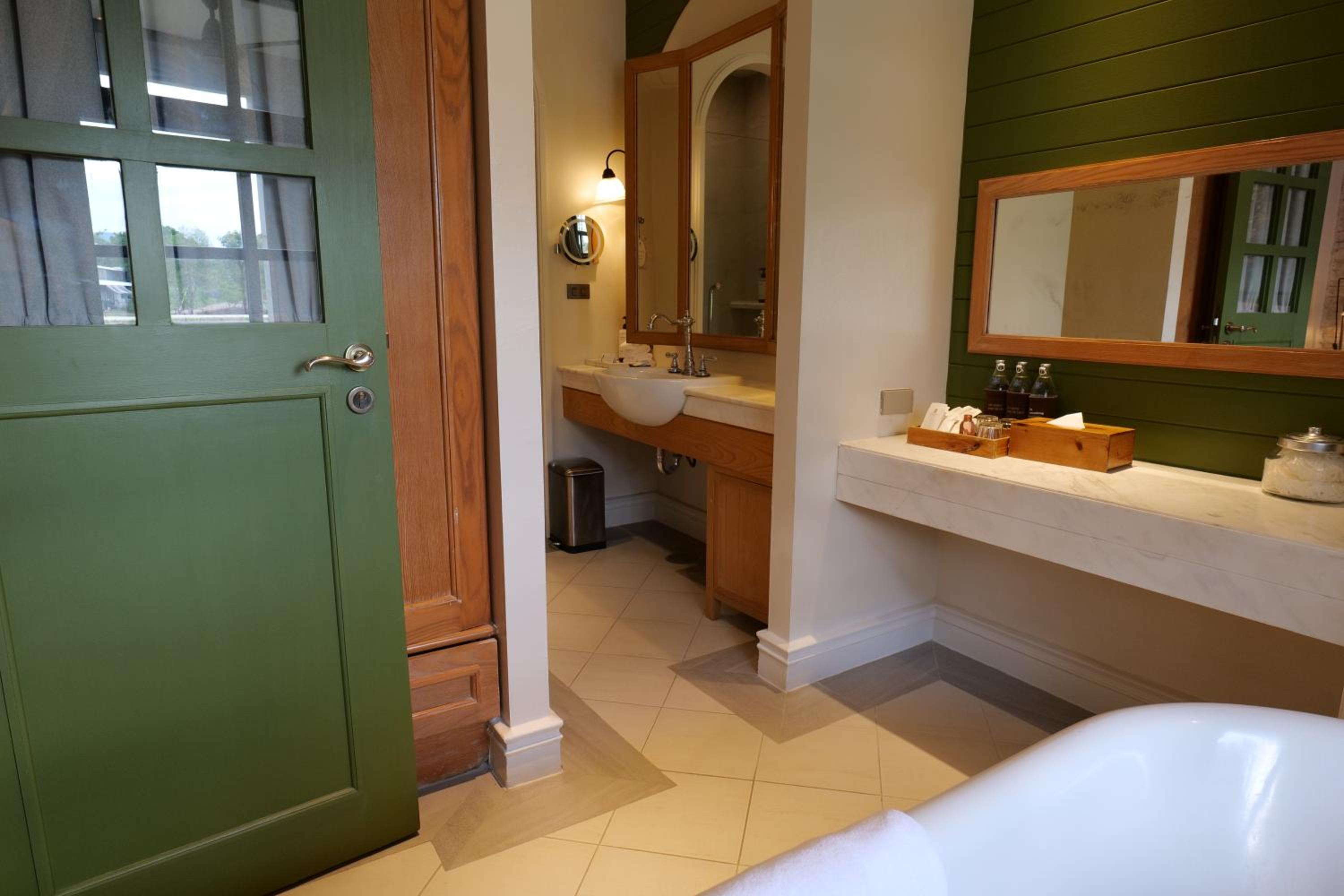 Executive Suite - Photo 8