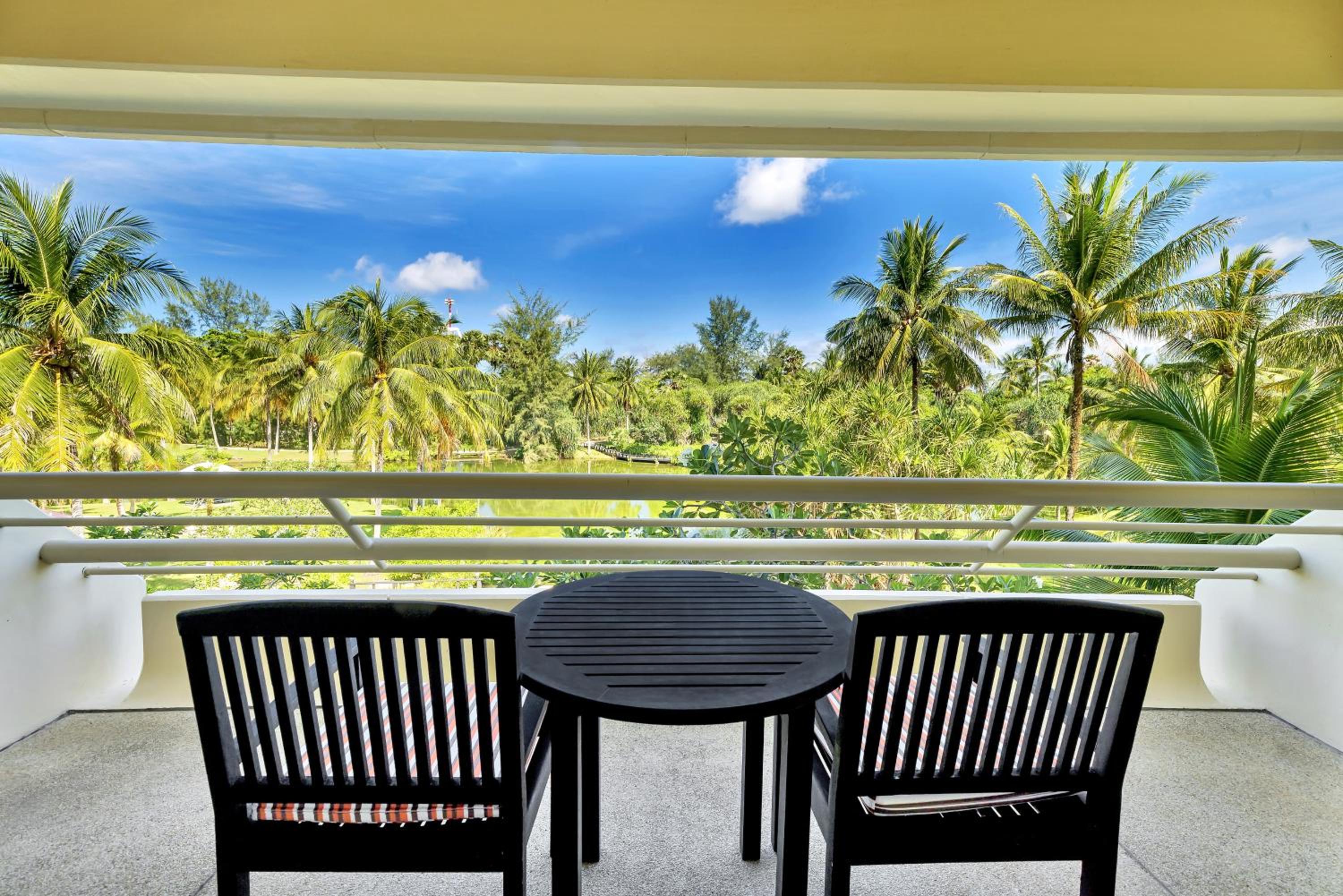 Superior King Room with Garden View photo 3