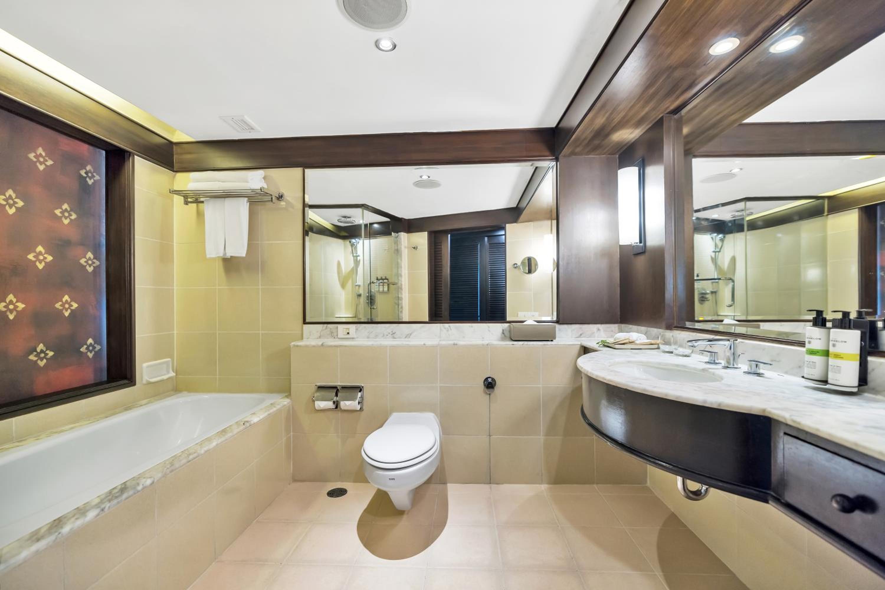 Junior King Suite with Garden View - Photo 2