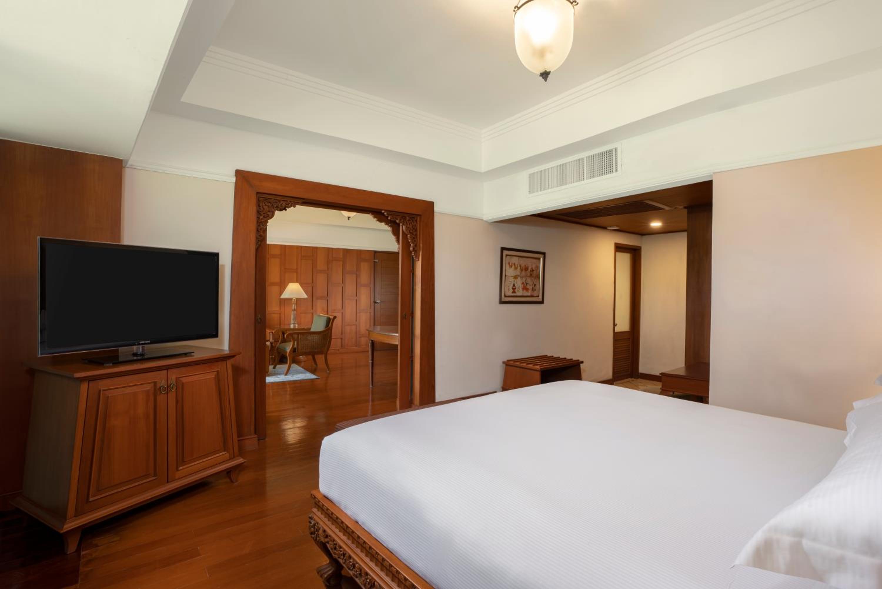 Superior Suite - Photo 7
