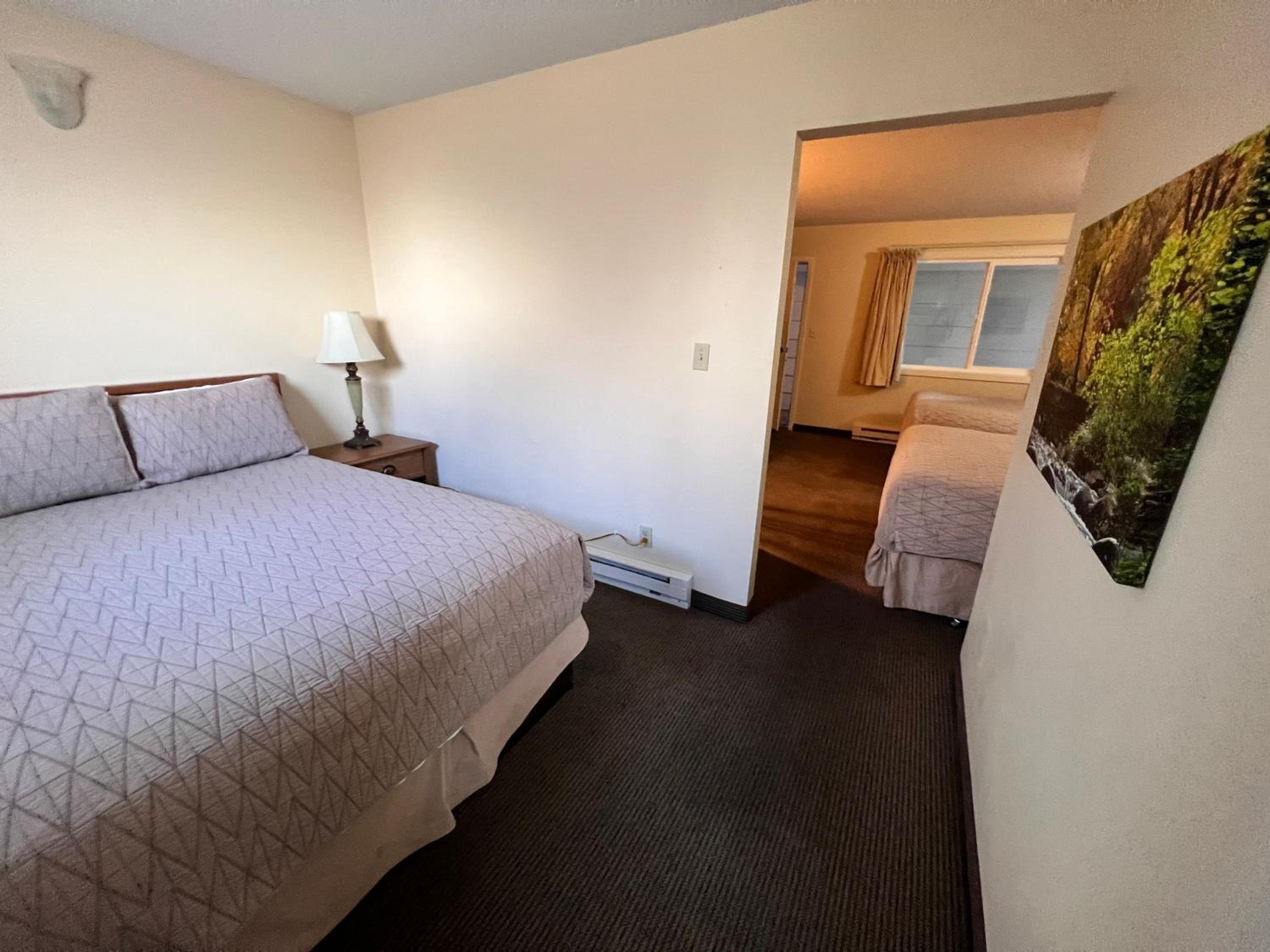 Queen Room with Three Queen Beds - No Pets Allowed - Photo 5