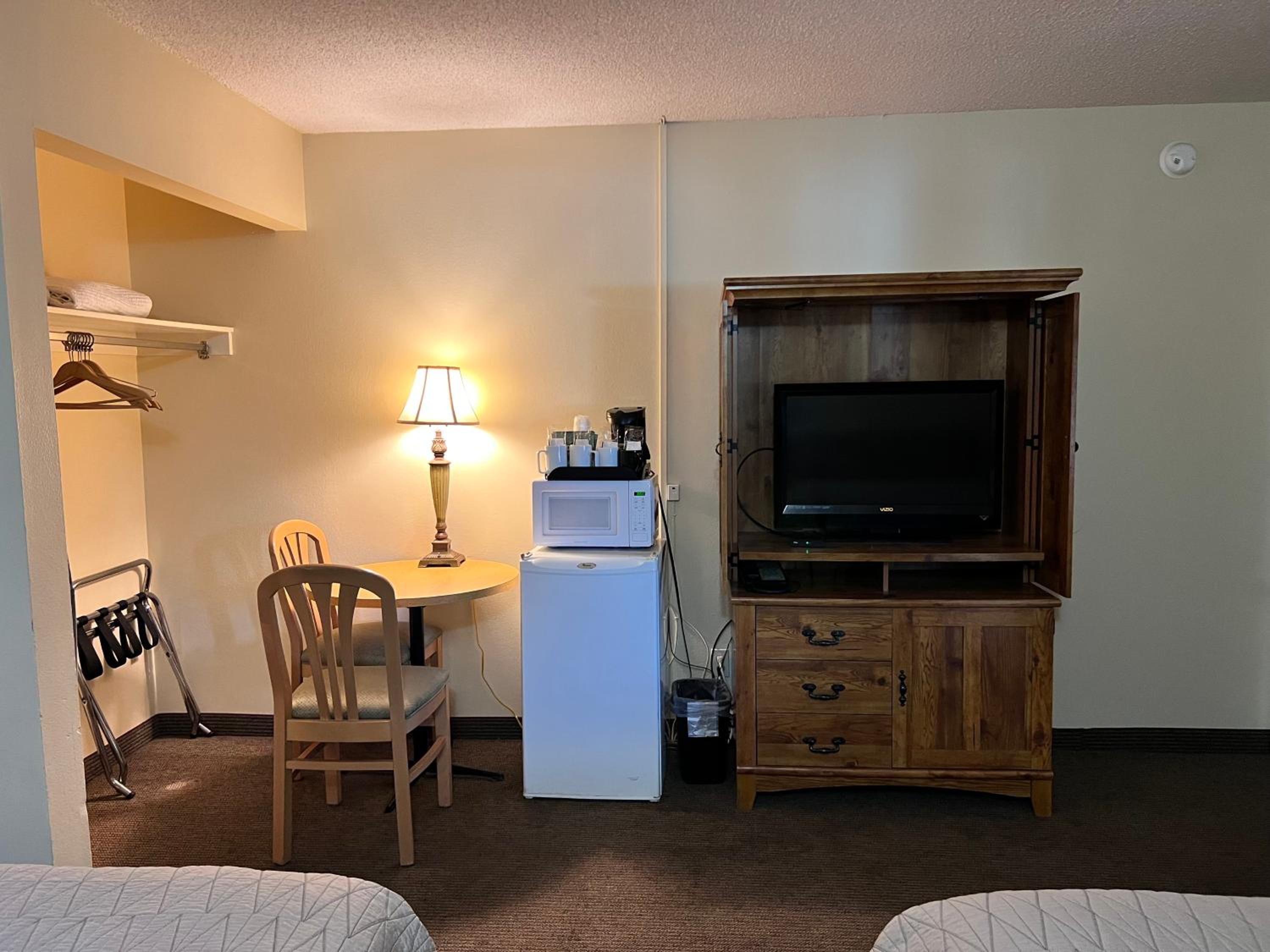 Queen Room with Three Queen Beds - No Pets Allowed - Photo 4
