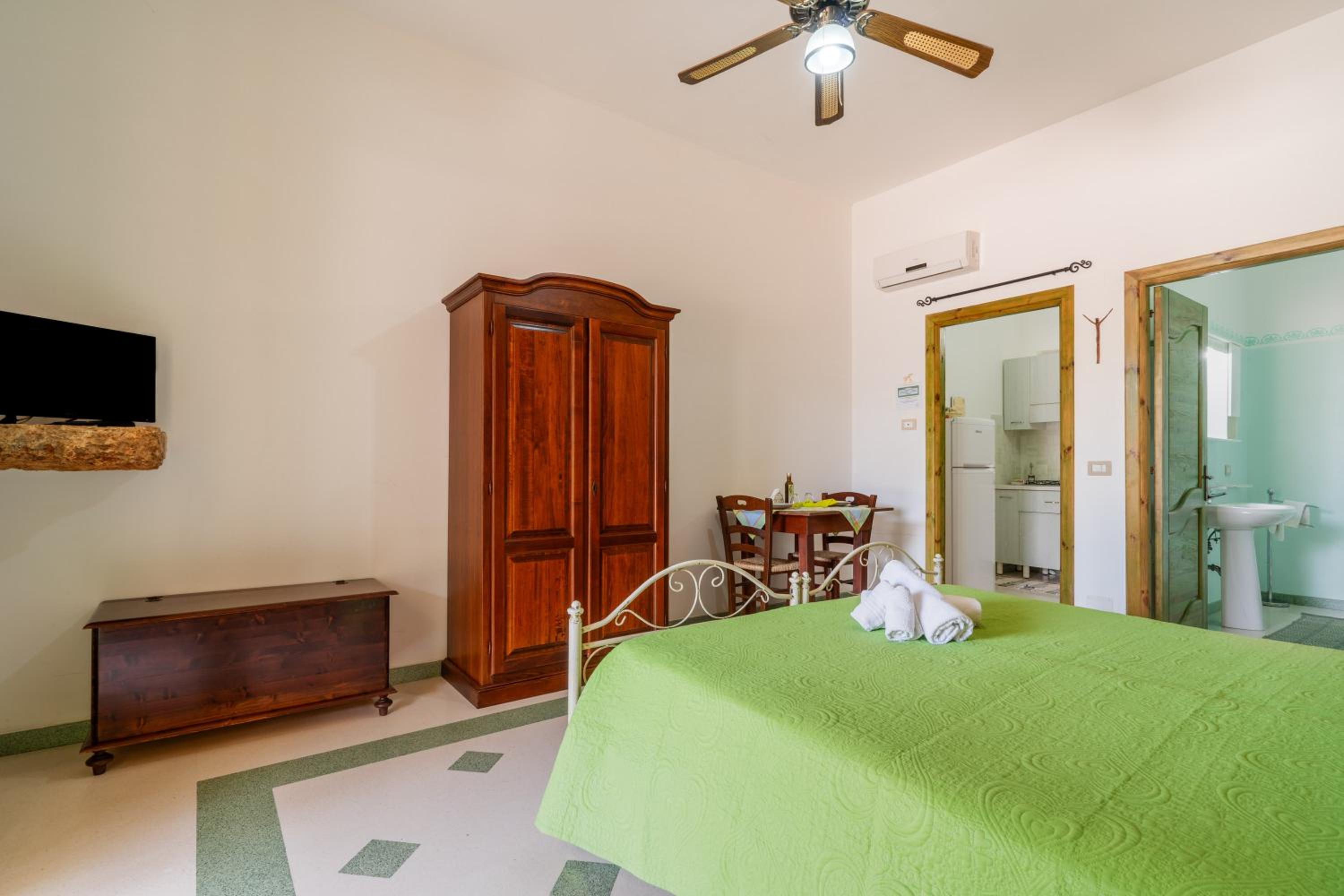 One-Bedroom Apartment with Garden View photo 2