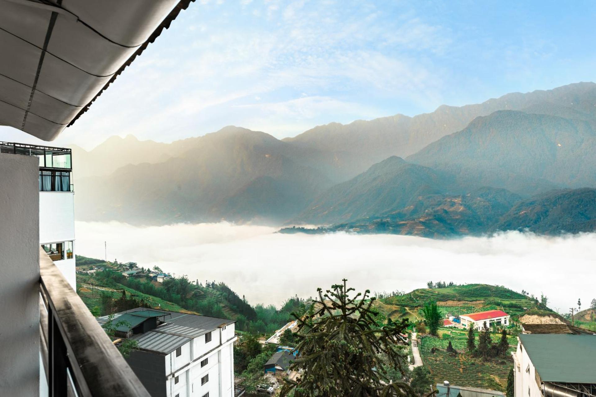Deluxe Double Room with Balcony - Photo 4