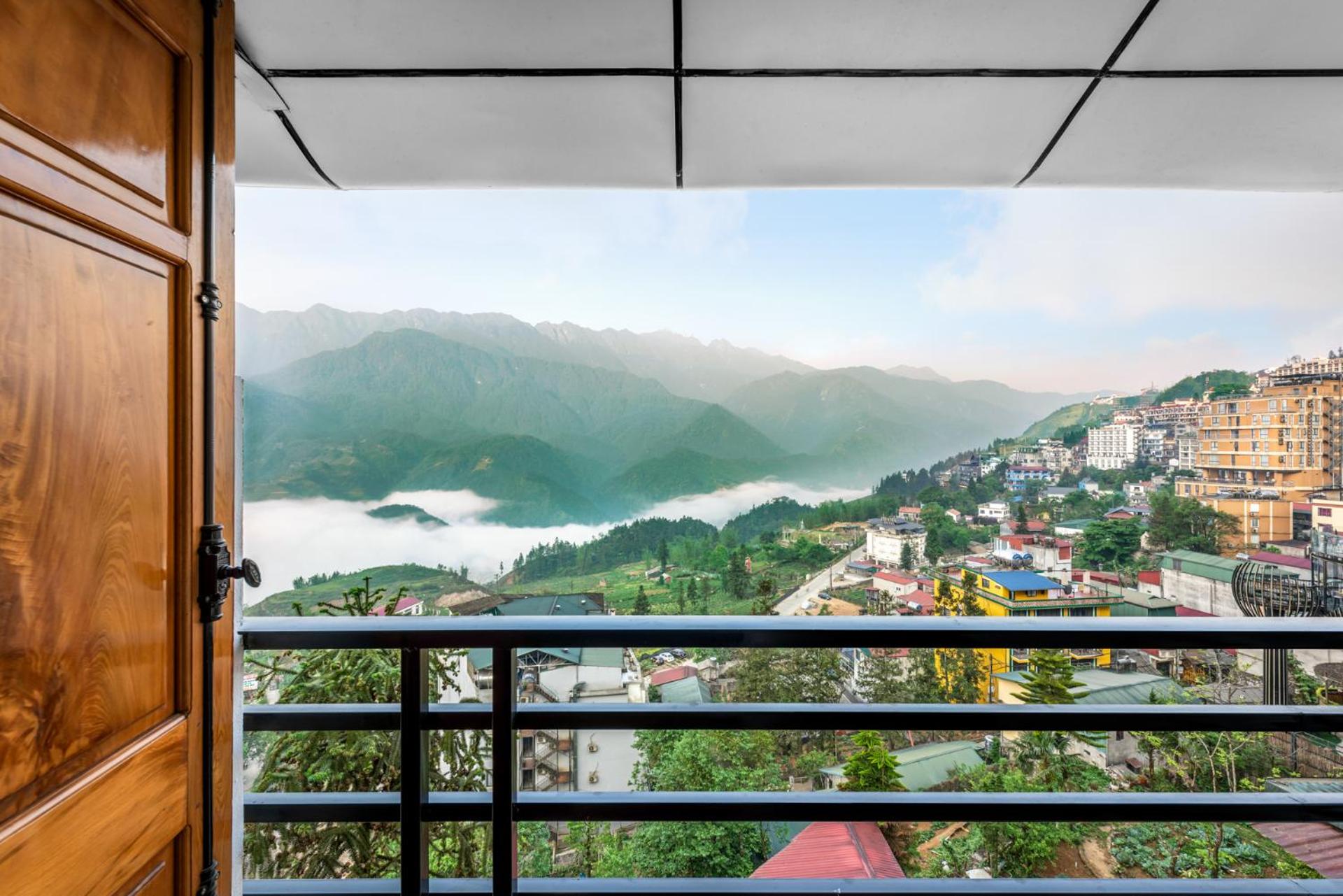 Deluxe Double Room with Balcony - Photo 5