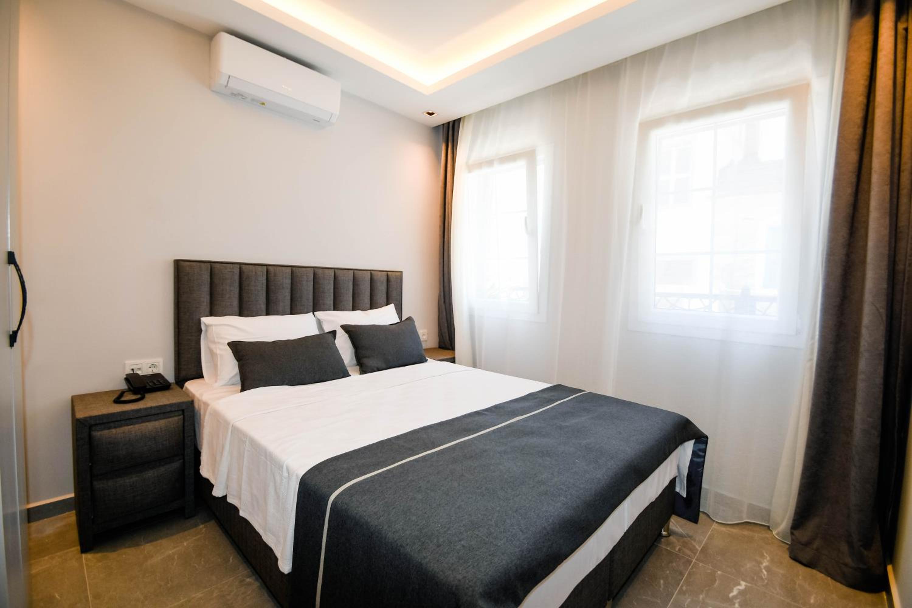 Suite - Photo 1