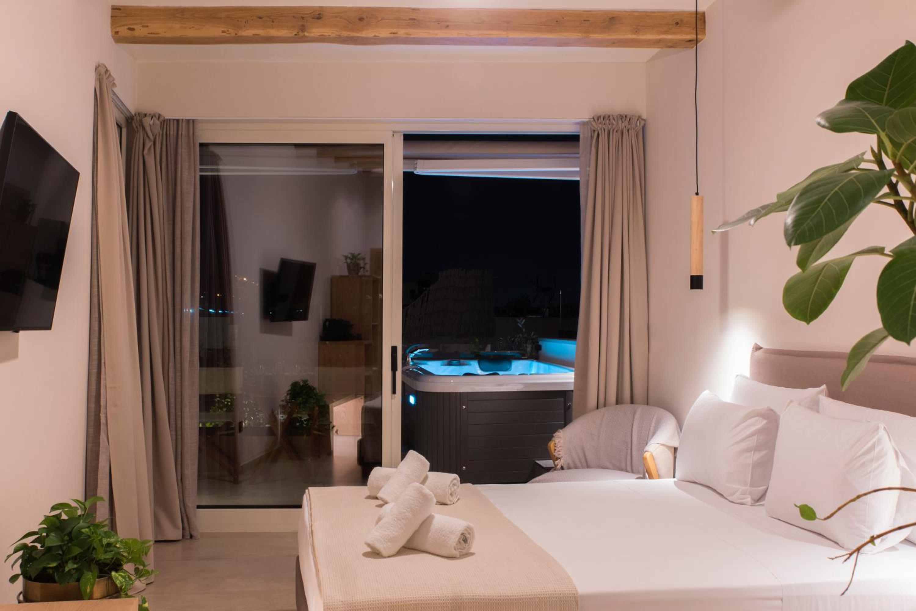 Deluxe Suite with Spa Bath photo 2
