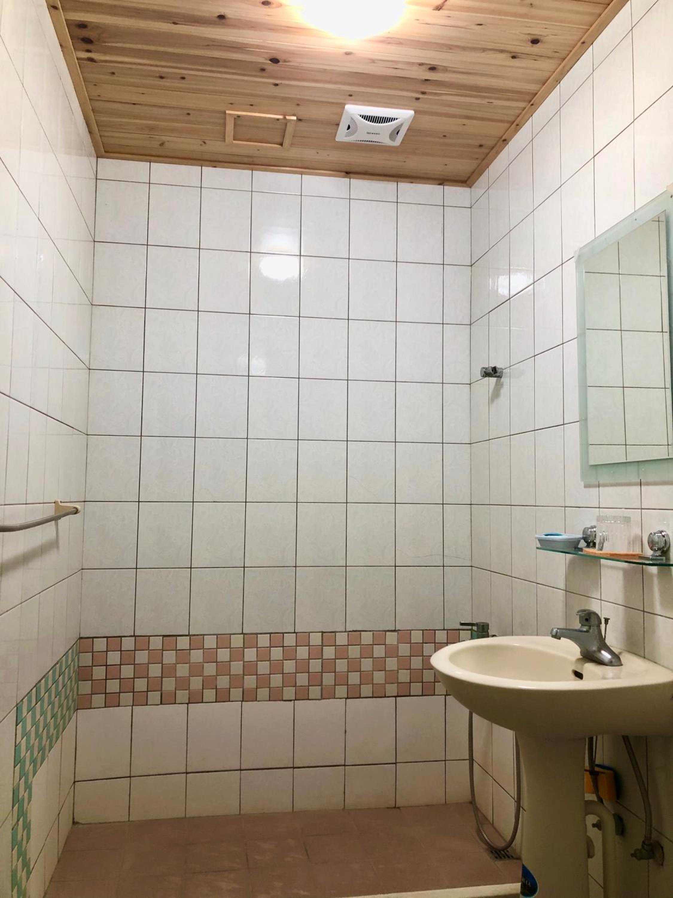 Queen Room with Shared Bathroom photo 3
