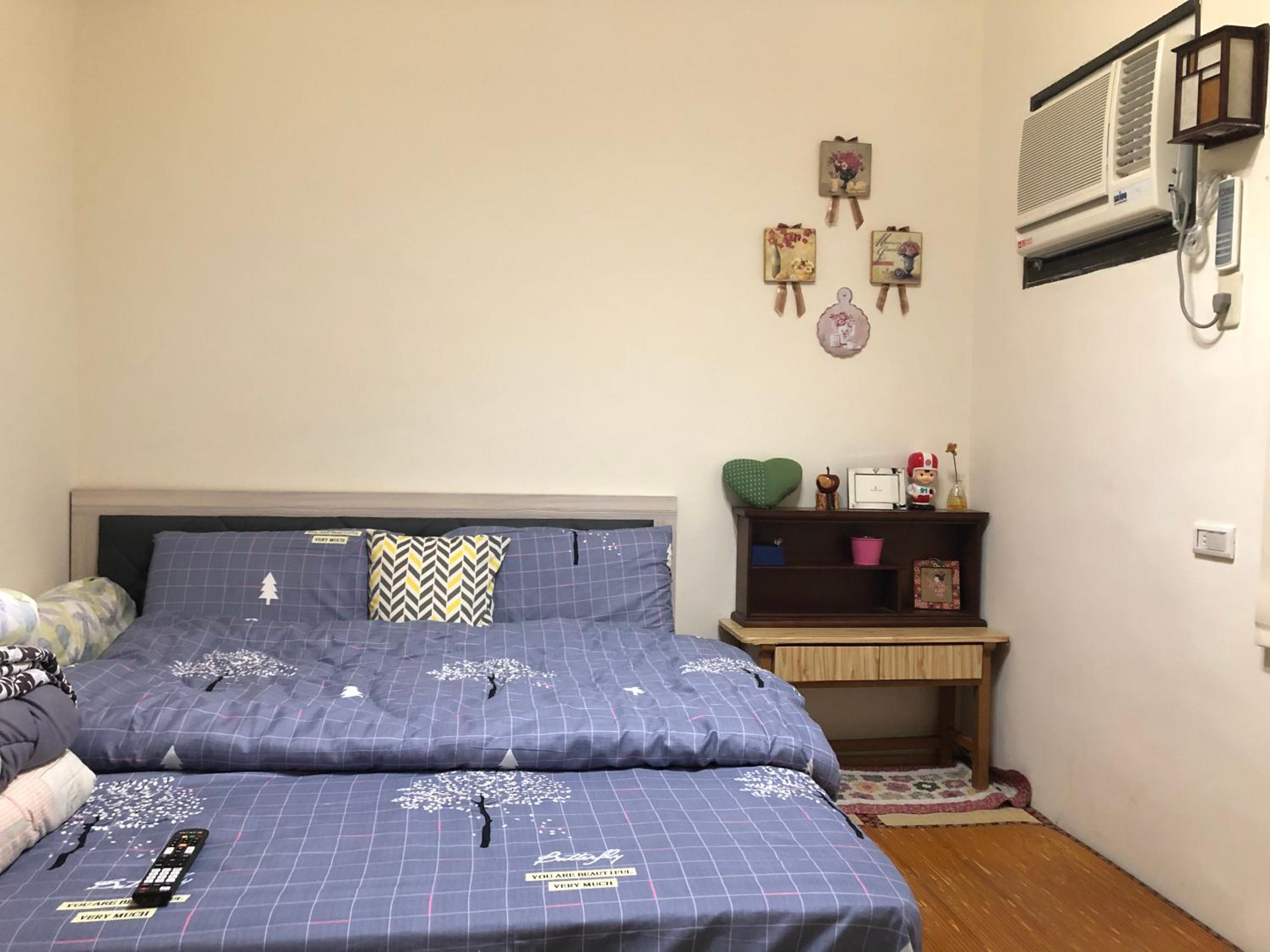 Queen Room with Shared Bathroom photo 1