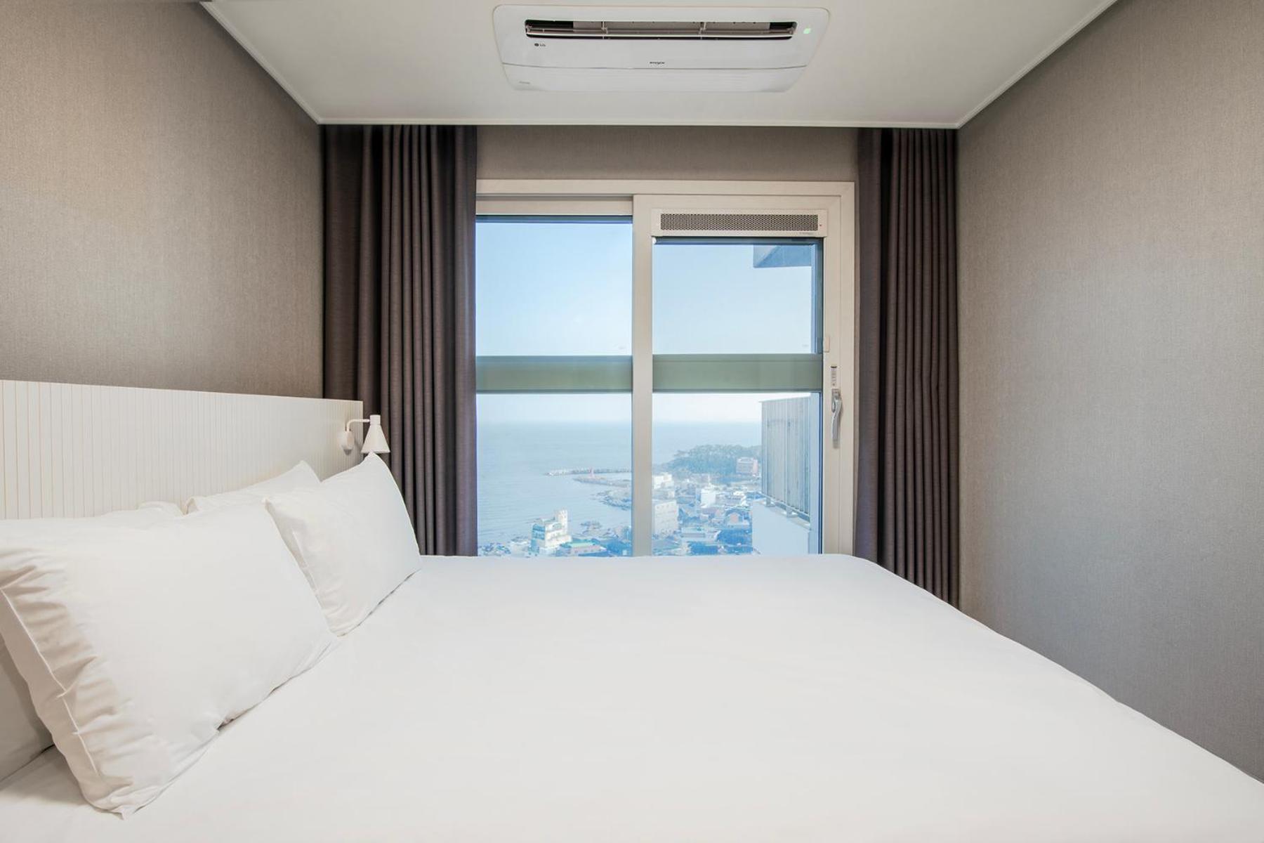 Ocean Terrace Suite Three Room - Photo 4