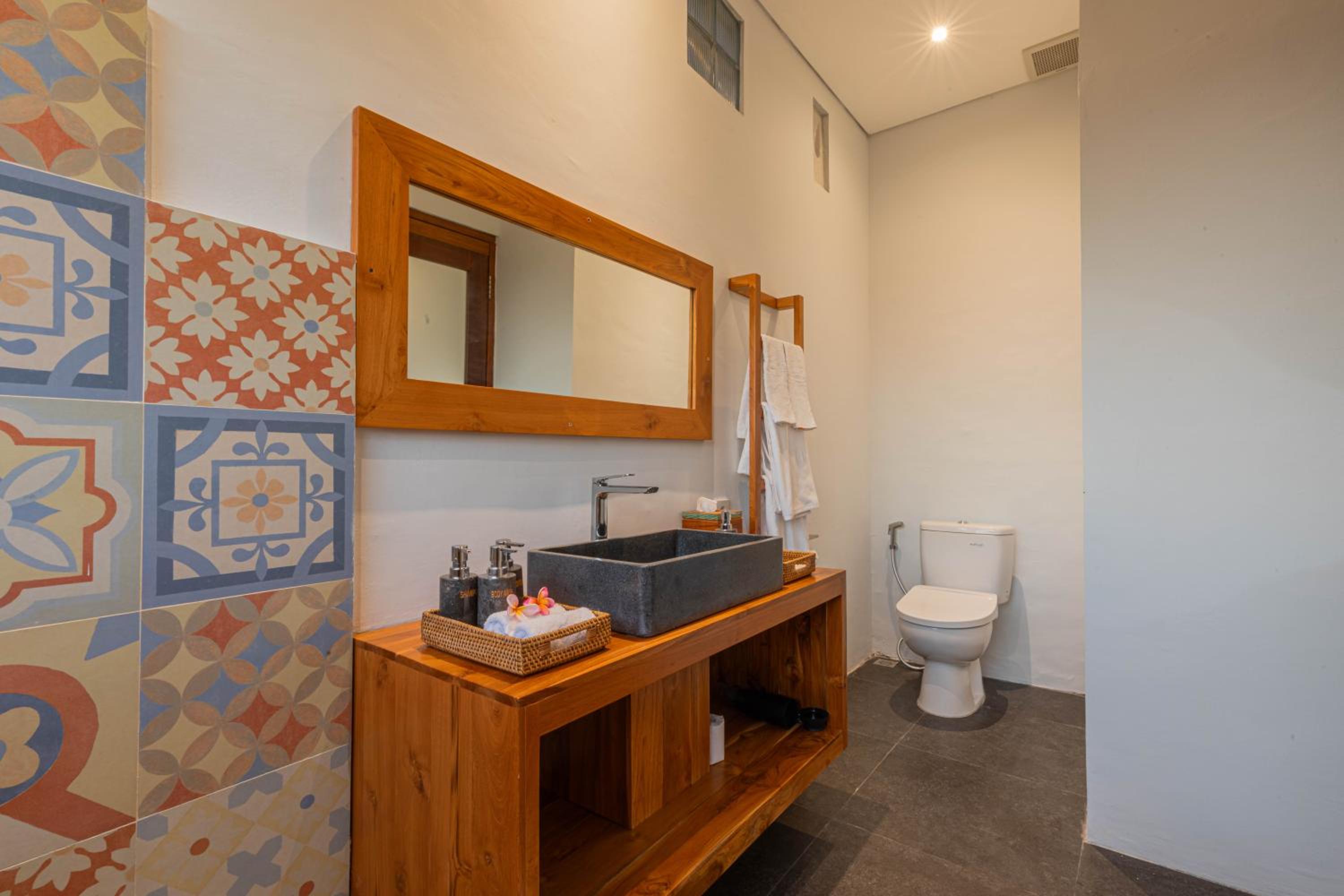 Deluxe King Room with Rice Field View - 1st Floor - Photo 18