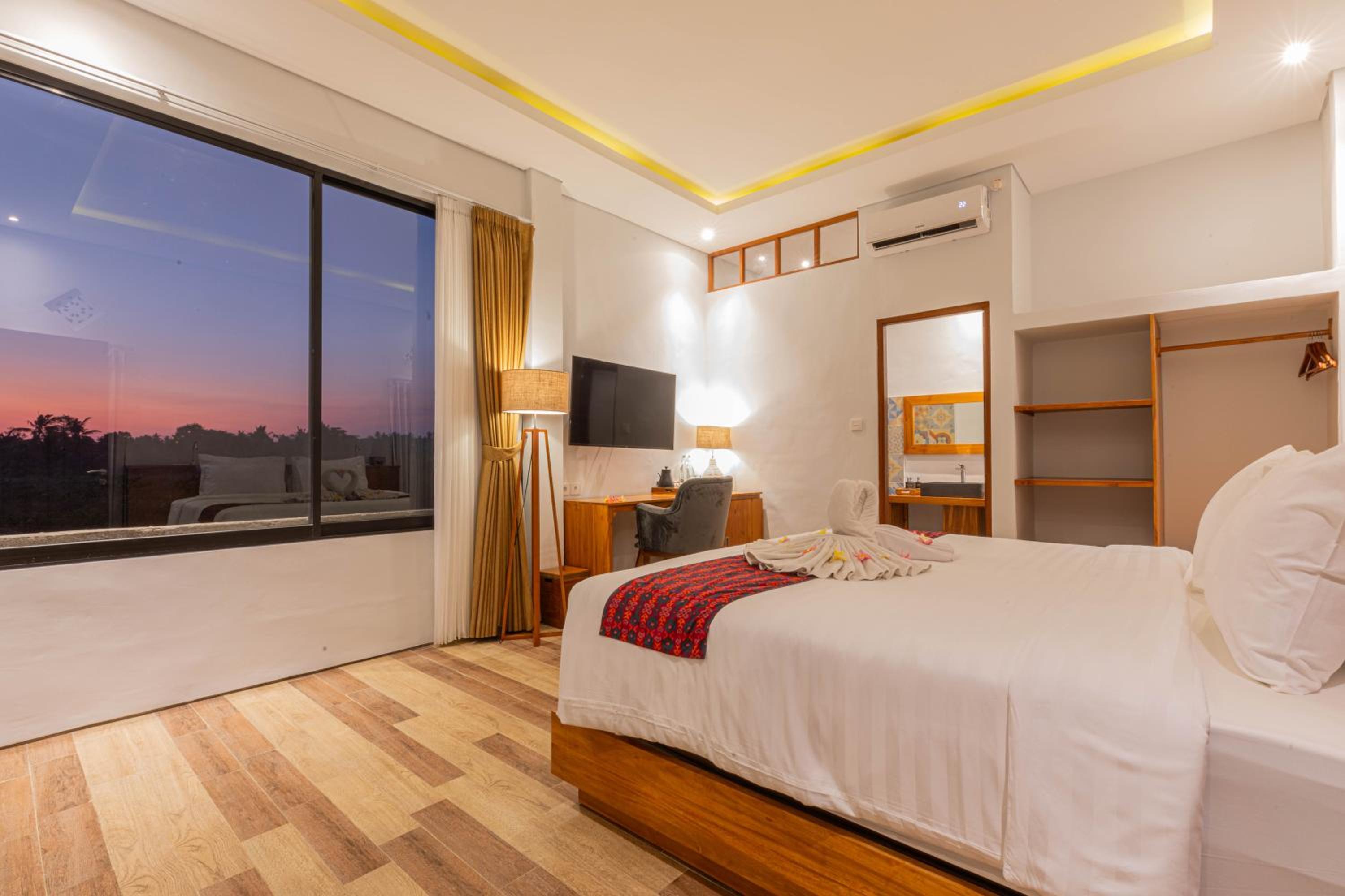 Deluxe King Room with Rice Field View - 2nd Floor - Photo 1