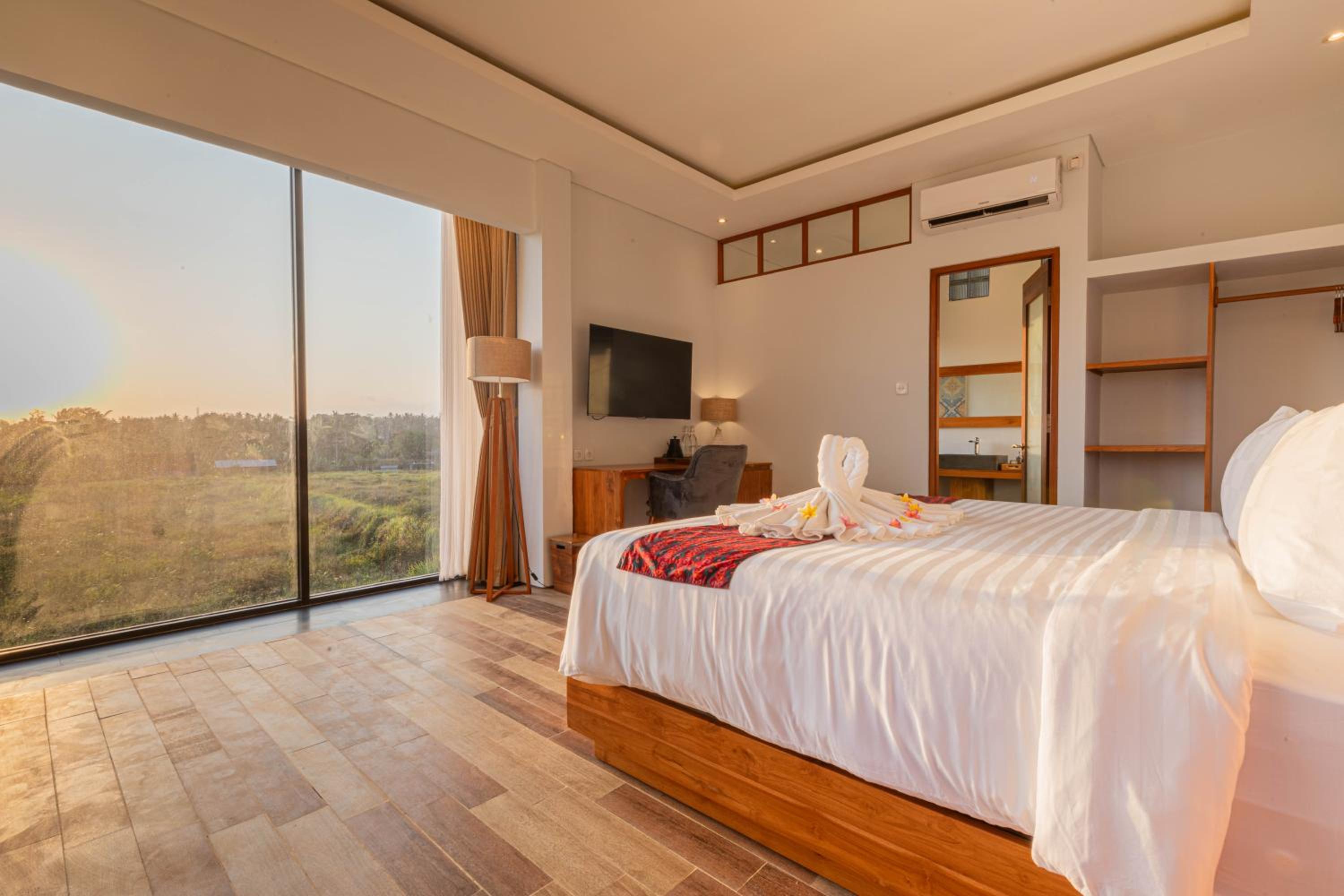 Deluxe King Room with Rice Field View - 2nd Floor - Photo 18
