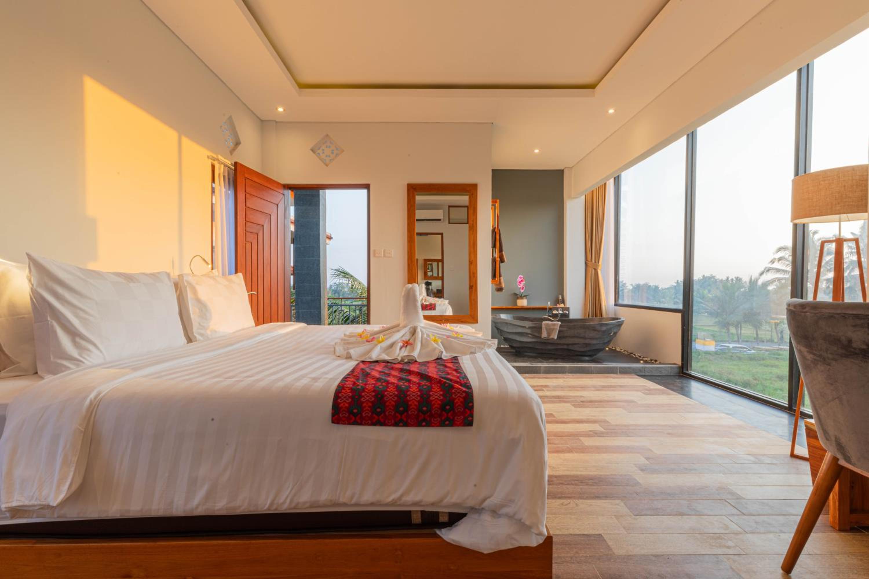 Deluxe King Room with Rice Field View - 2nd Floor - Photo 6