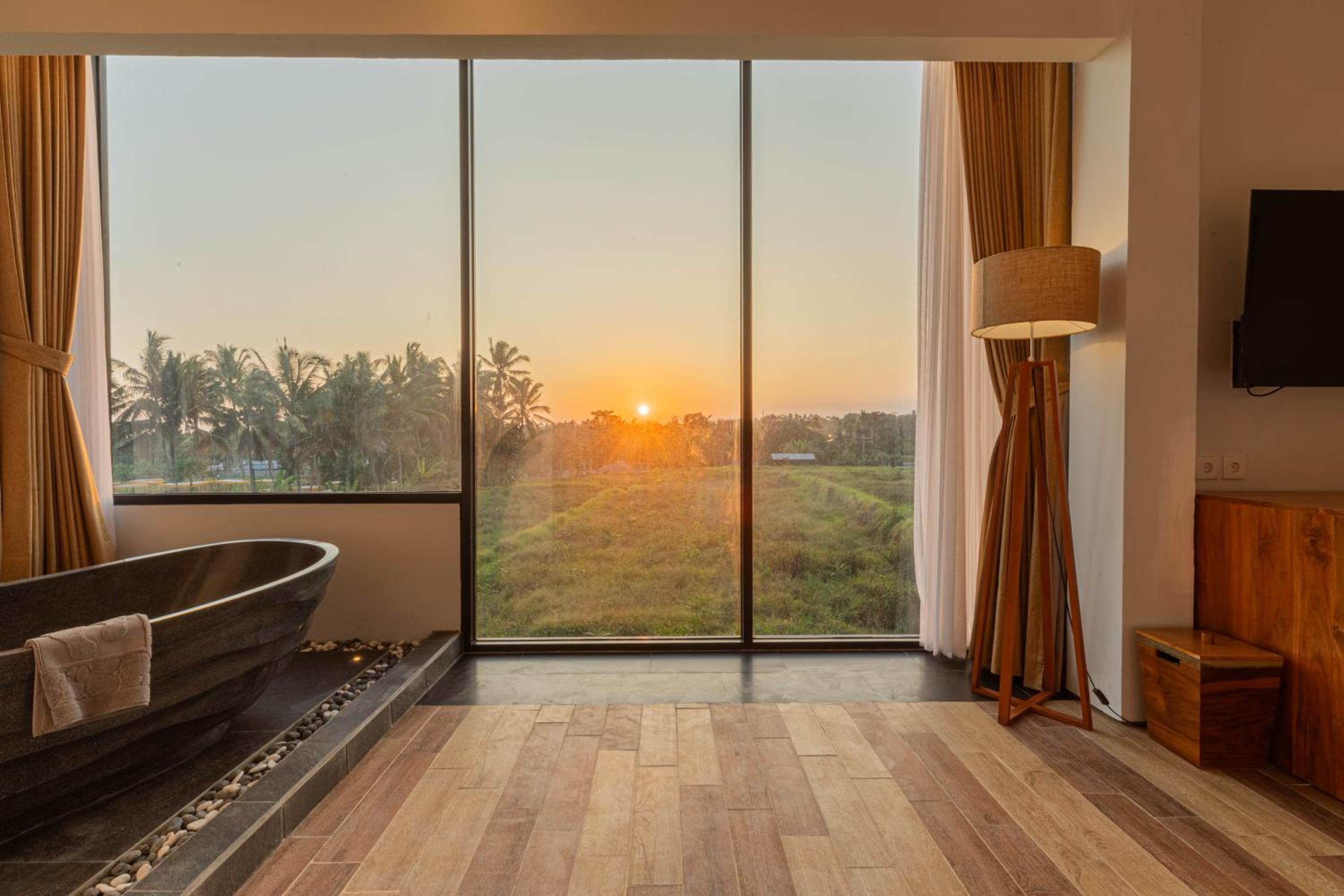 Deluxe King Room with Rice Field View - 2nd Floor - Photo 19