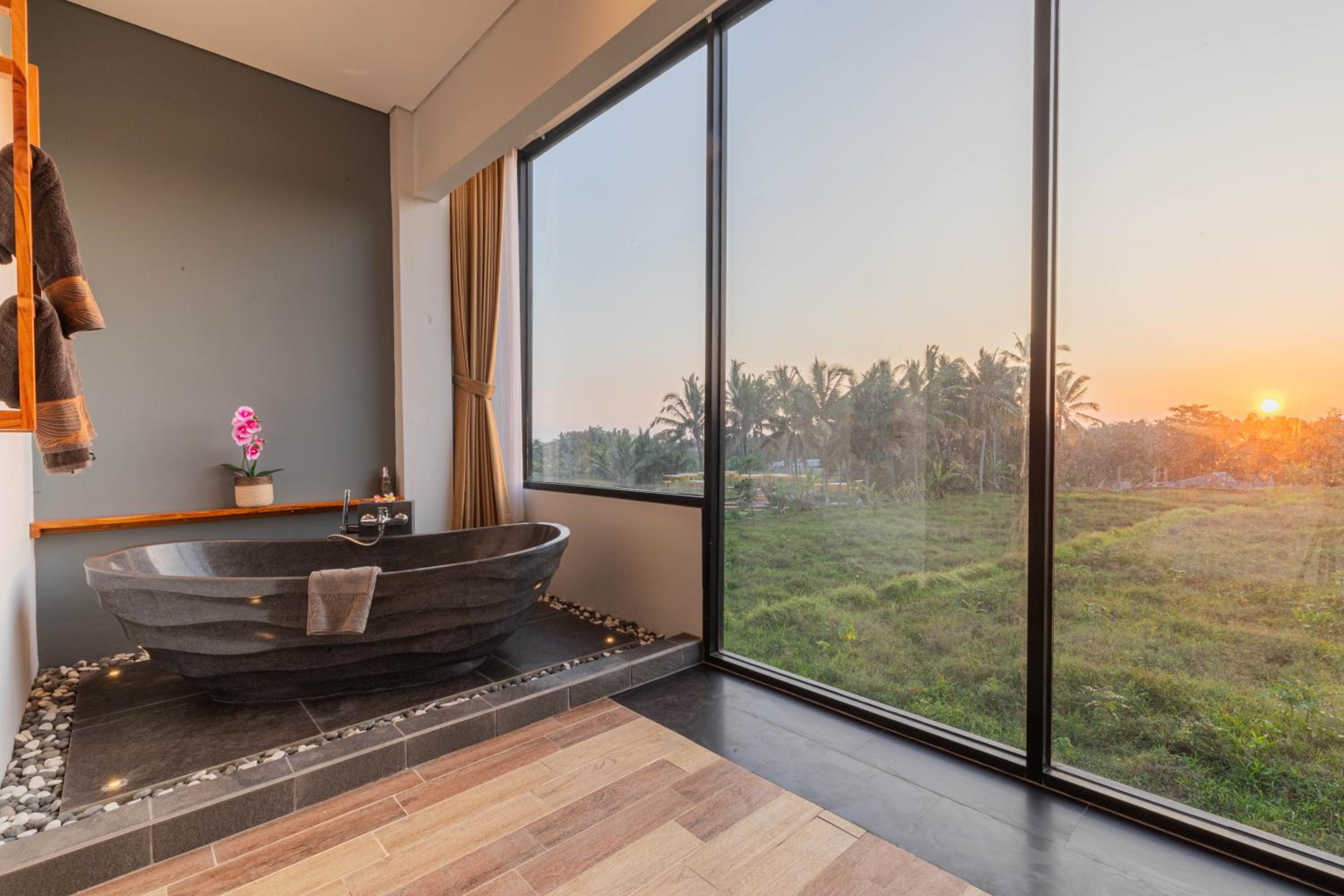 Deluxe King Room with Rice Field View - 2nd Floor - Photo 16