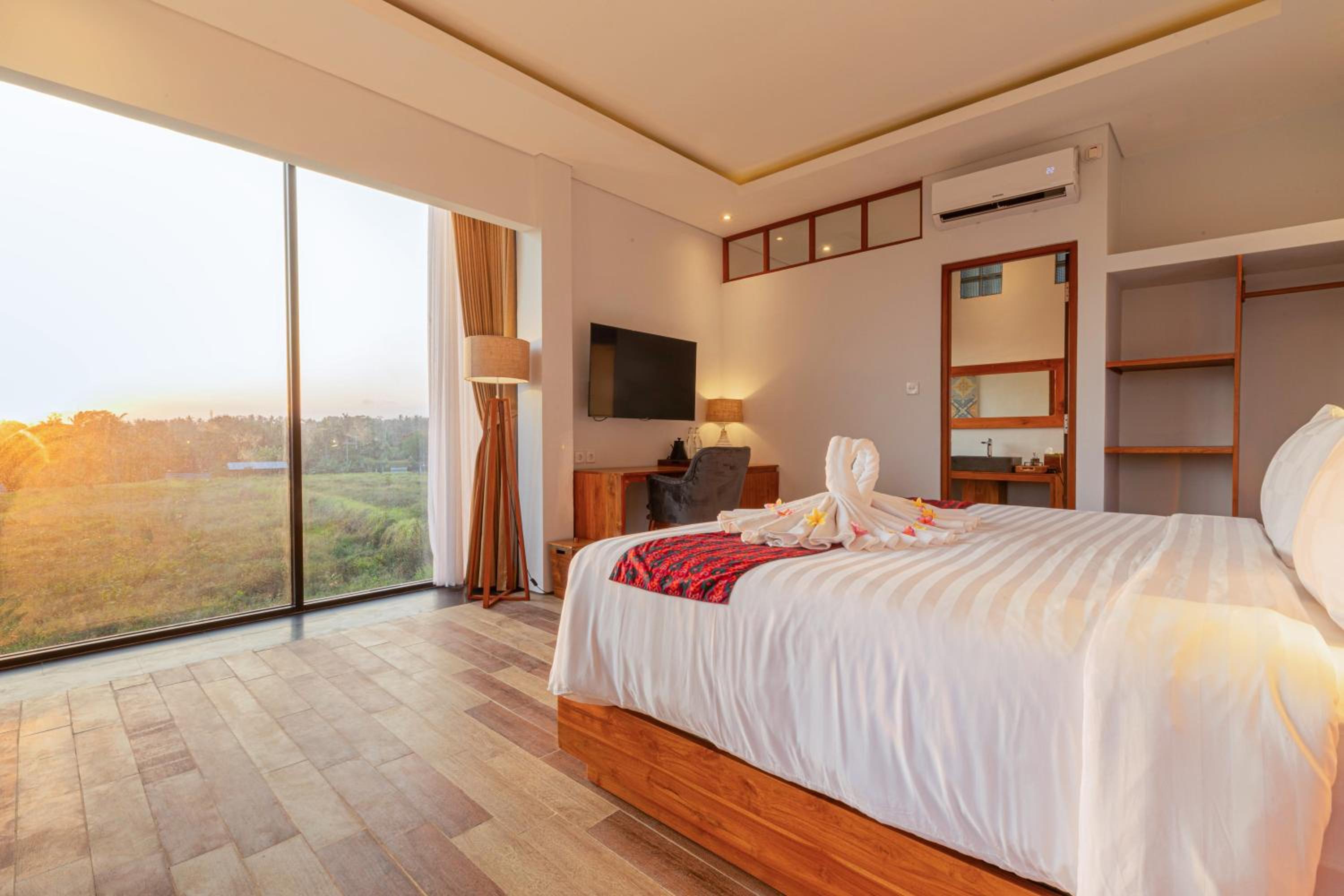 Deluxe King Room with Rice Field View - 2nd Floor - Photo 26