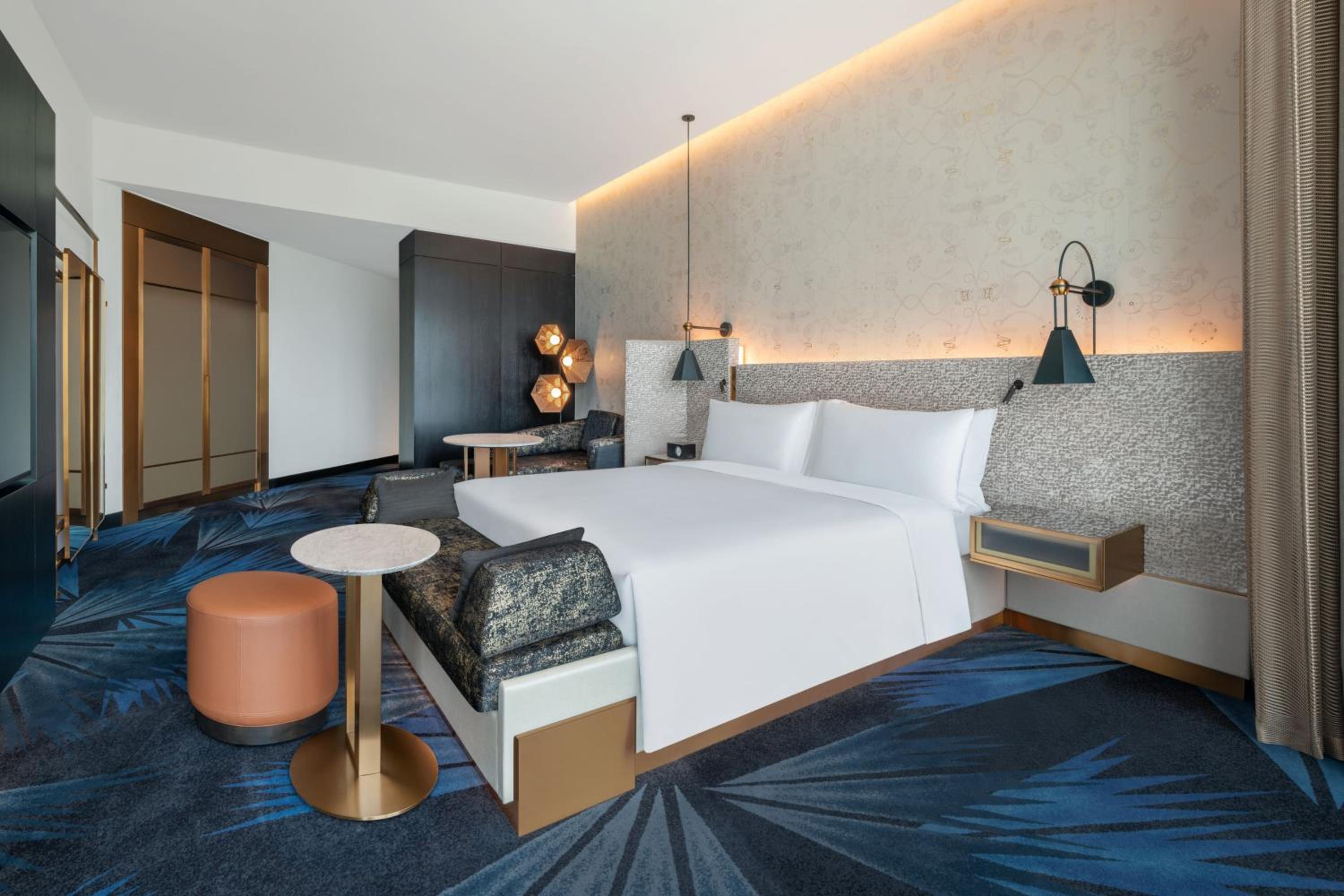 Corner King Room with City View photo 2