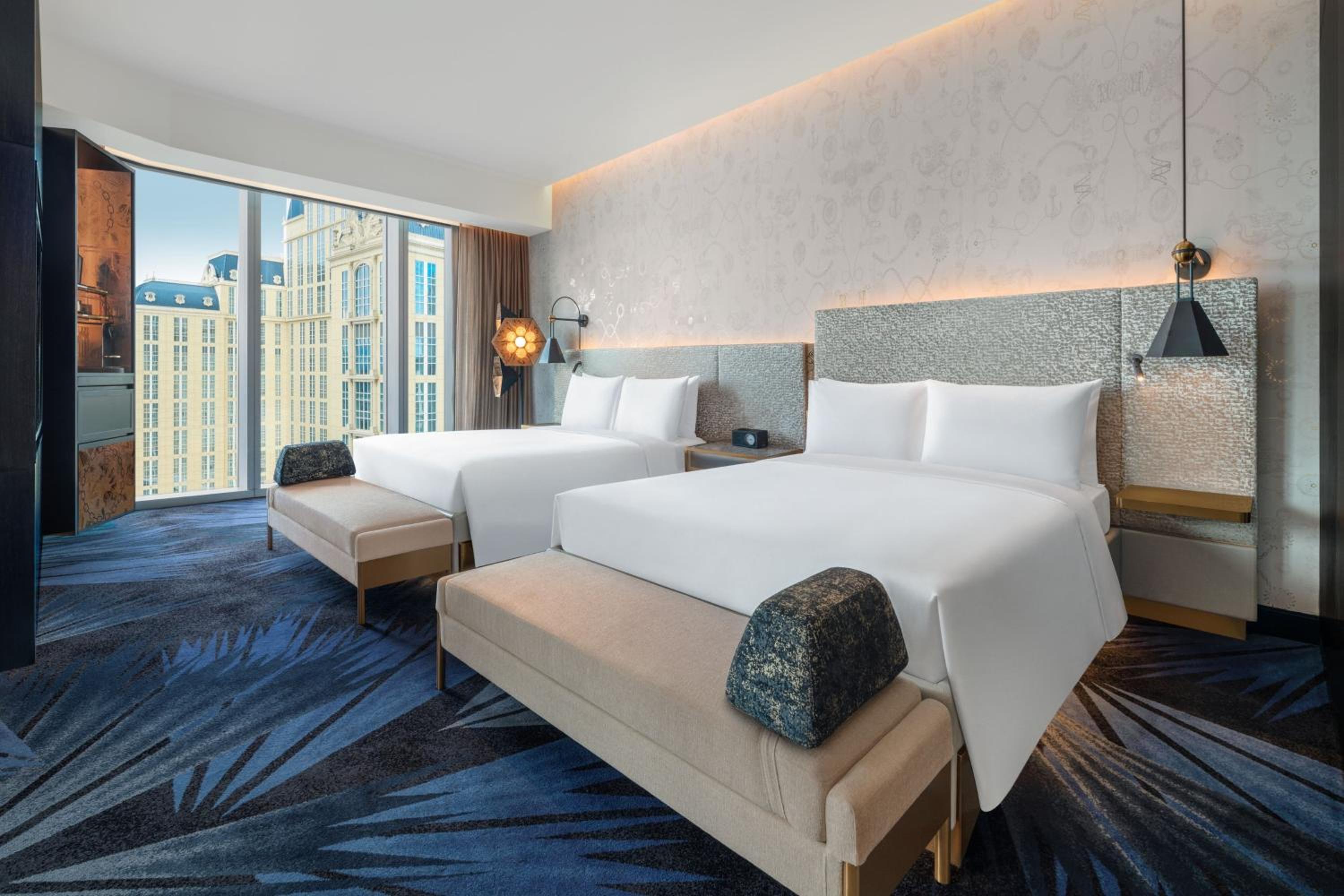 Corner Double Room with Two Double Beds and City View - Photo 3