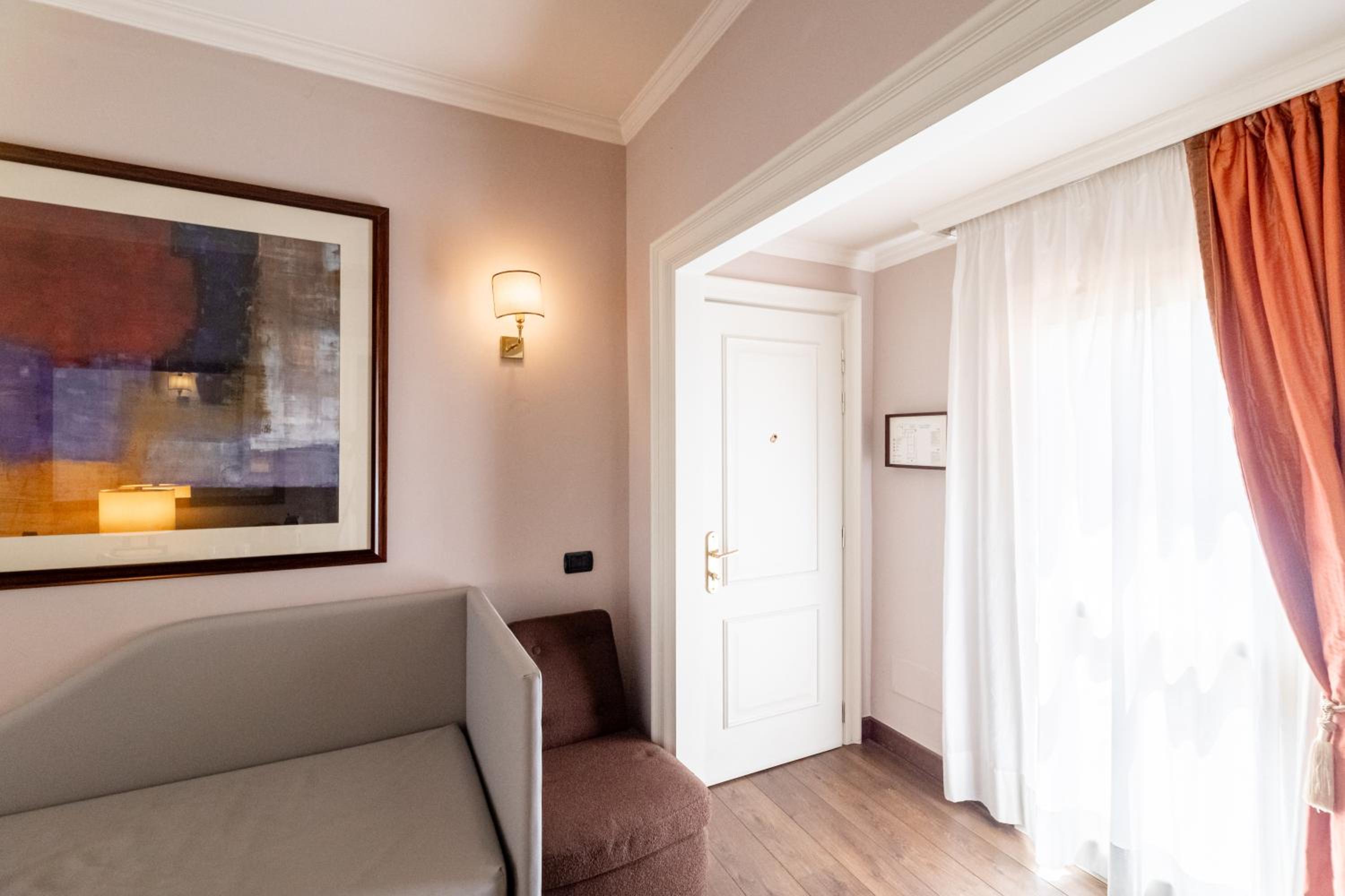Suite with Spa Bath photo 3