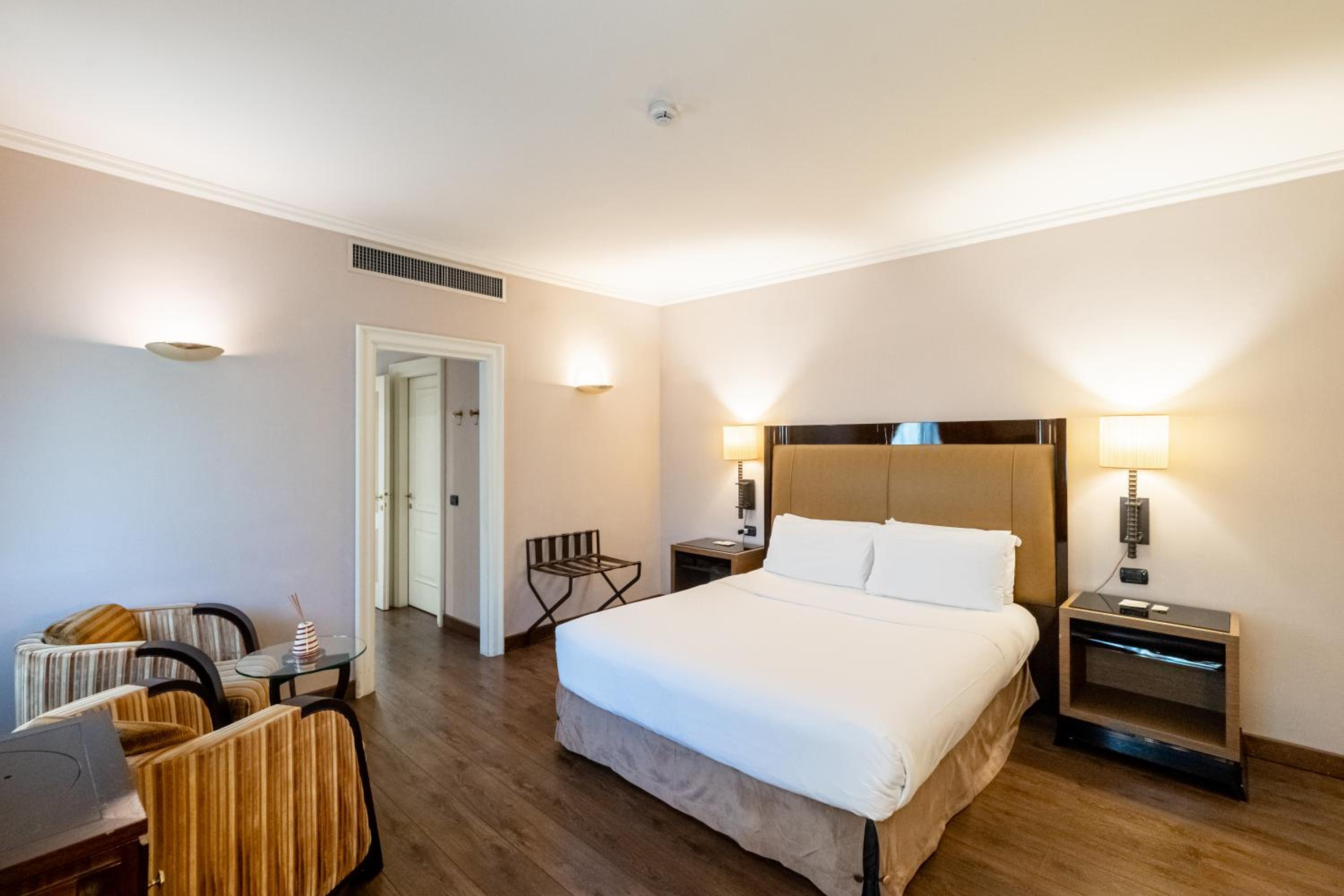 Suite with Spa Bath photo 2
