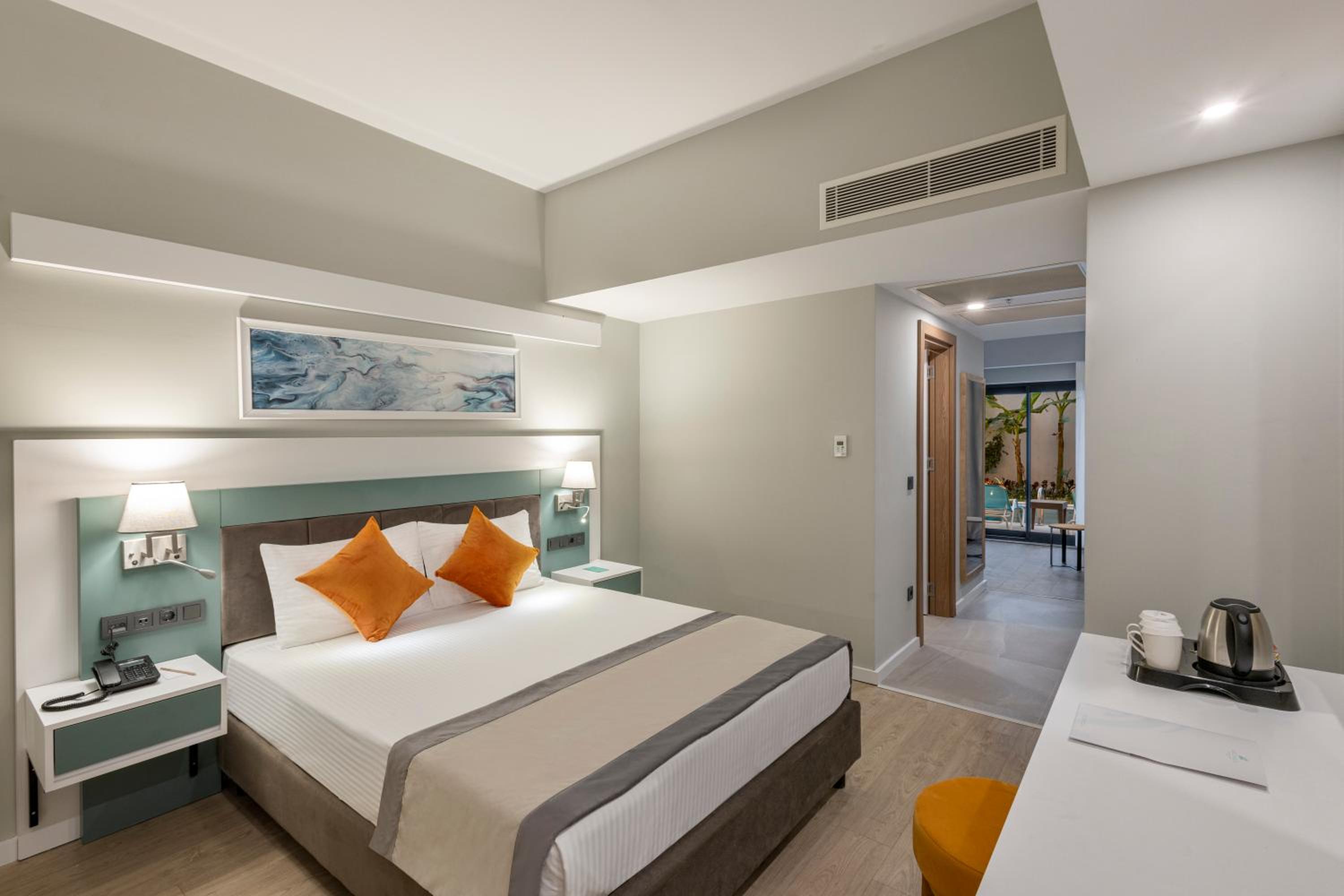 Swim-up Room