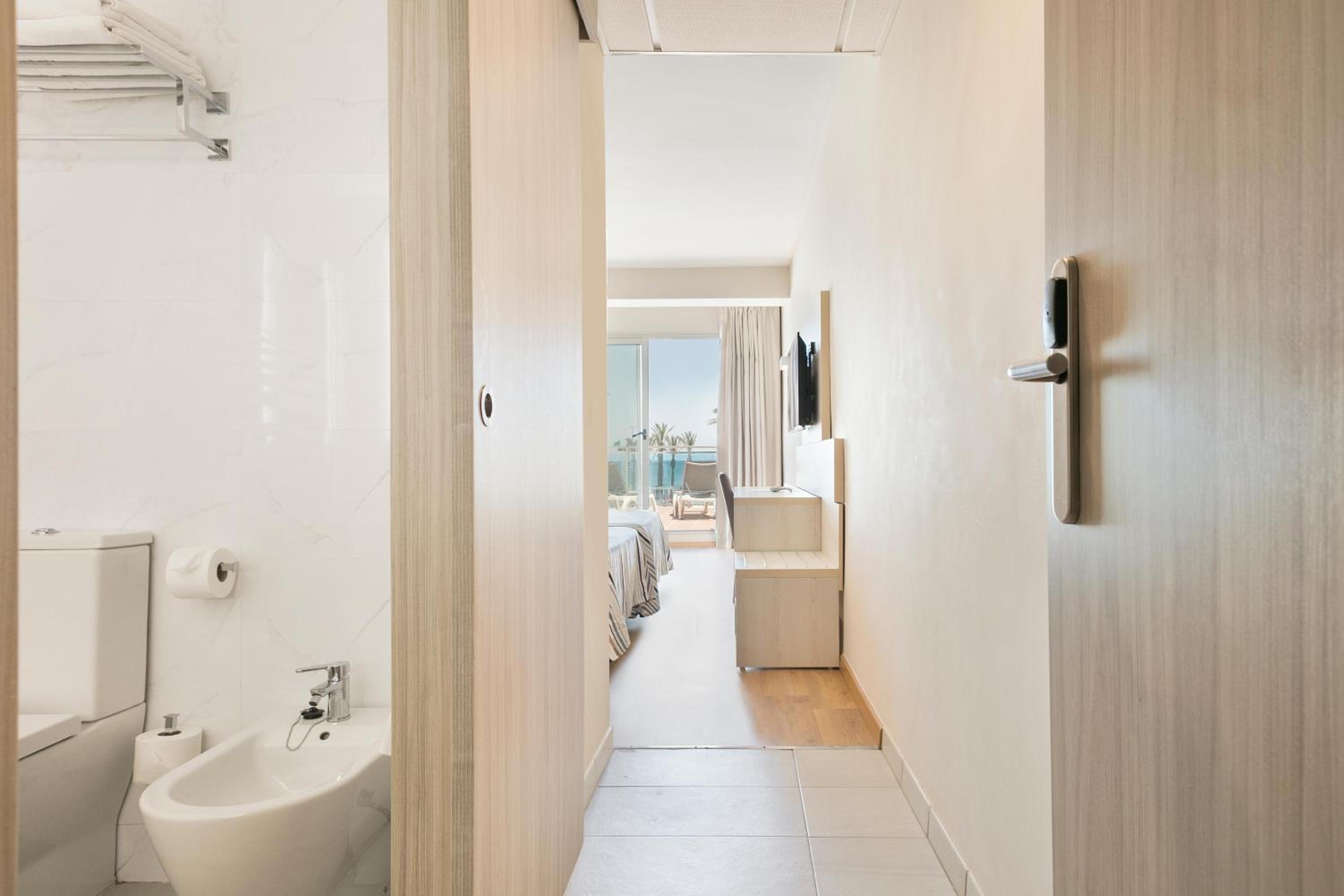 Superior Room with Sea View (2 Adults) - Photo 4