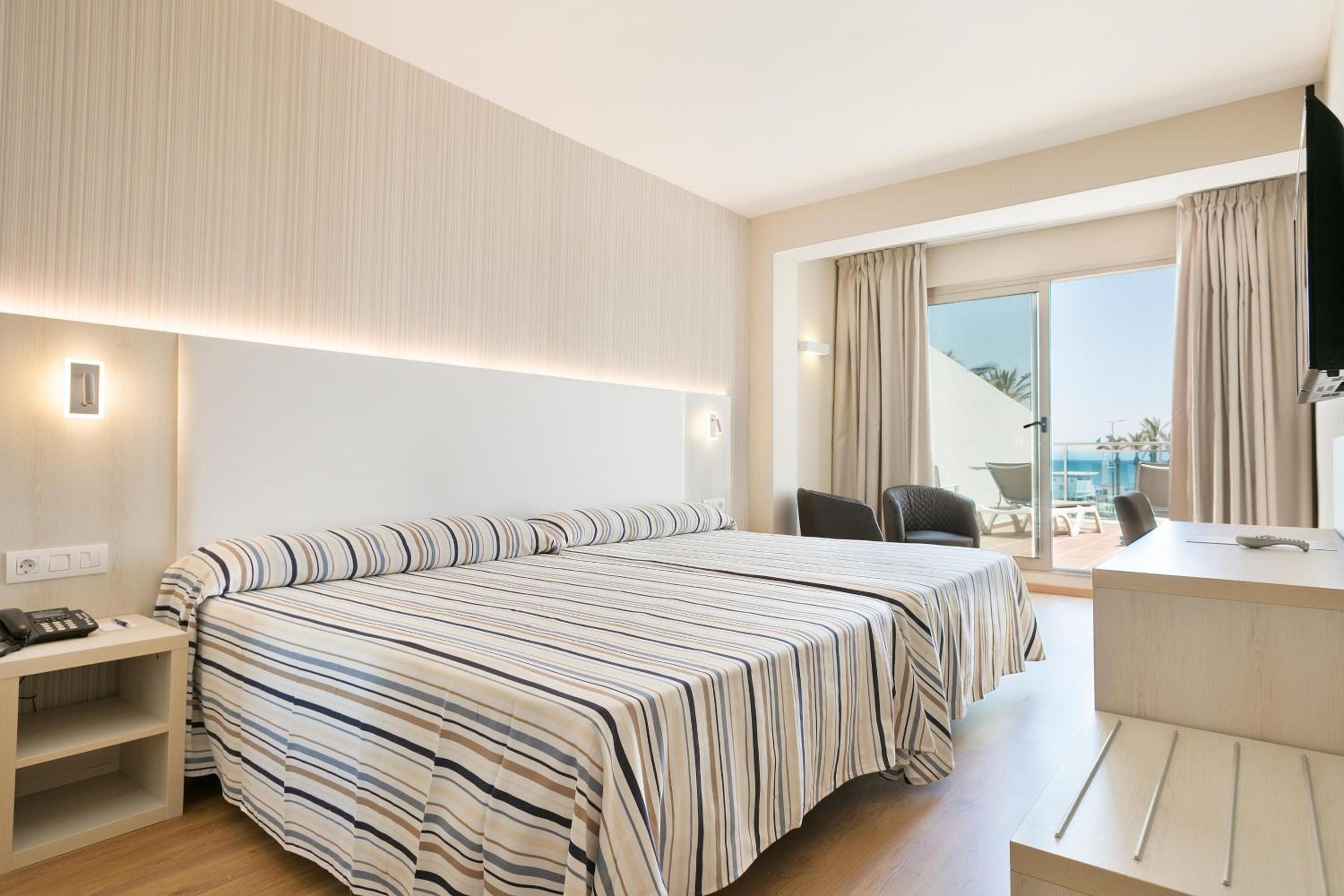 Superior Room with Sea View (2 Adults) - Photo 6