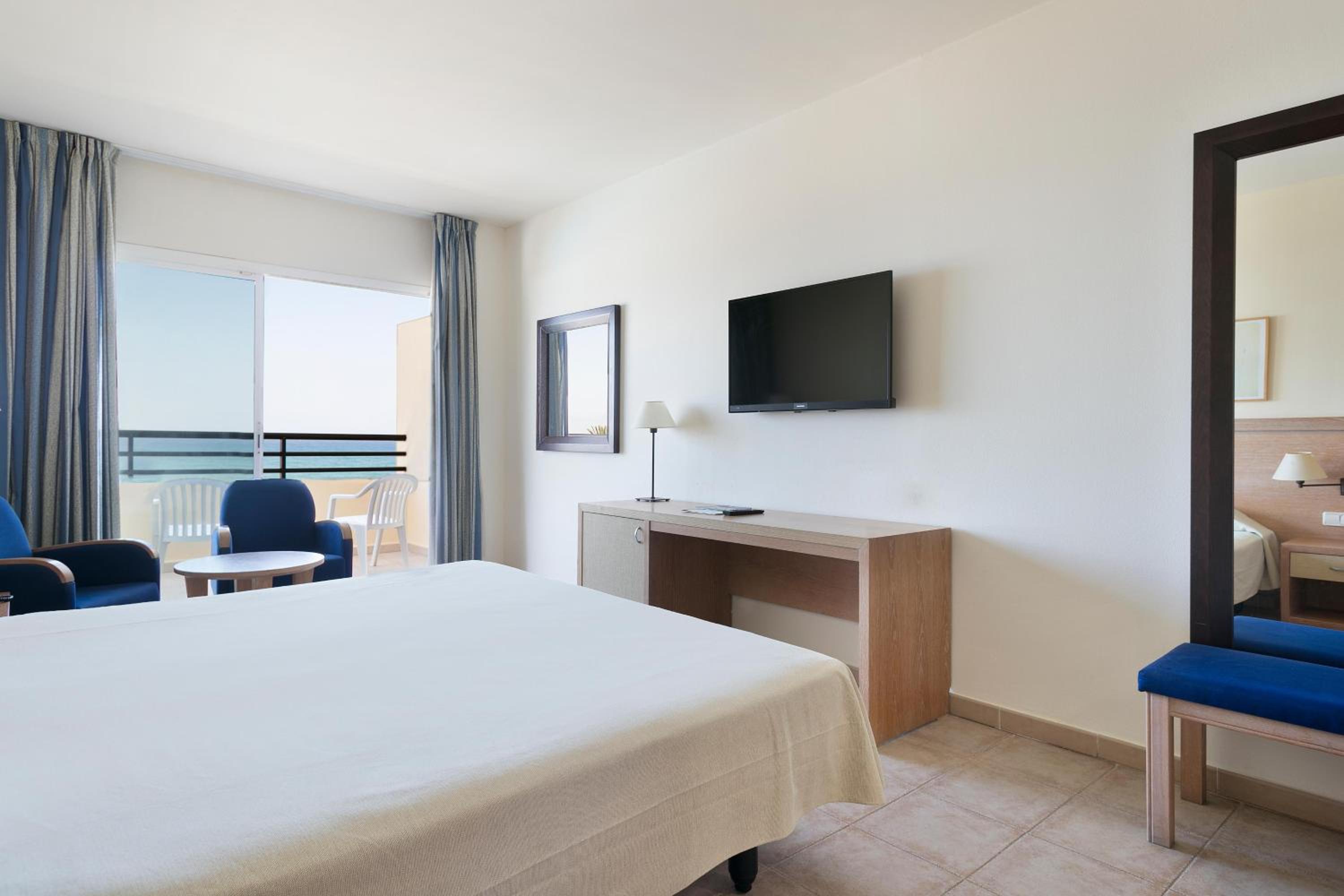 Superior Room with Sea View (2 Adults) - Photo 7