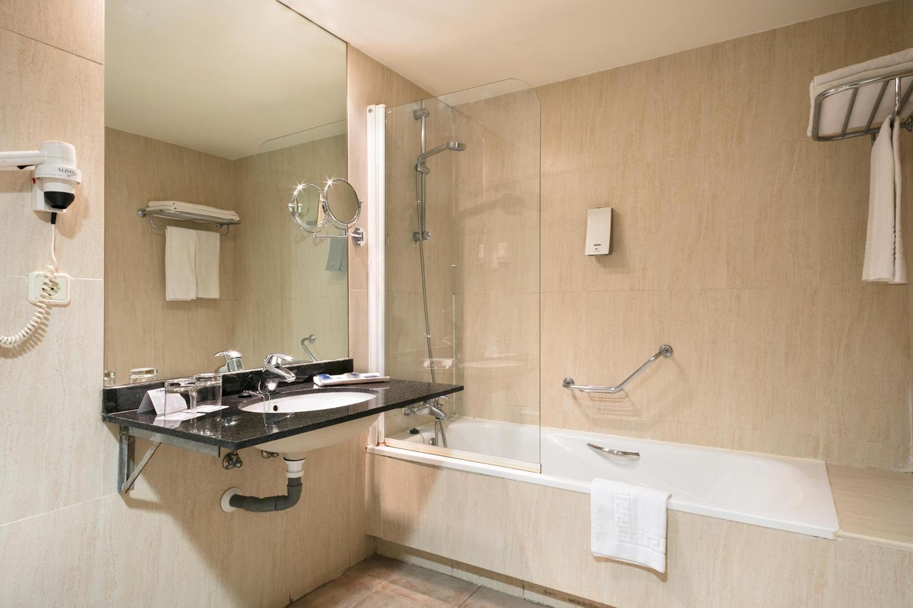 Superior Double Room (2 Adults + 2 Children) - Photo 4