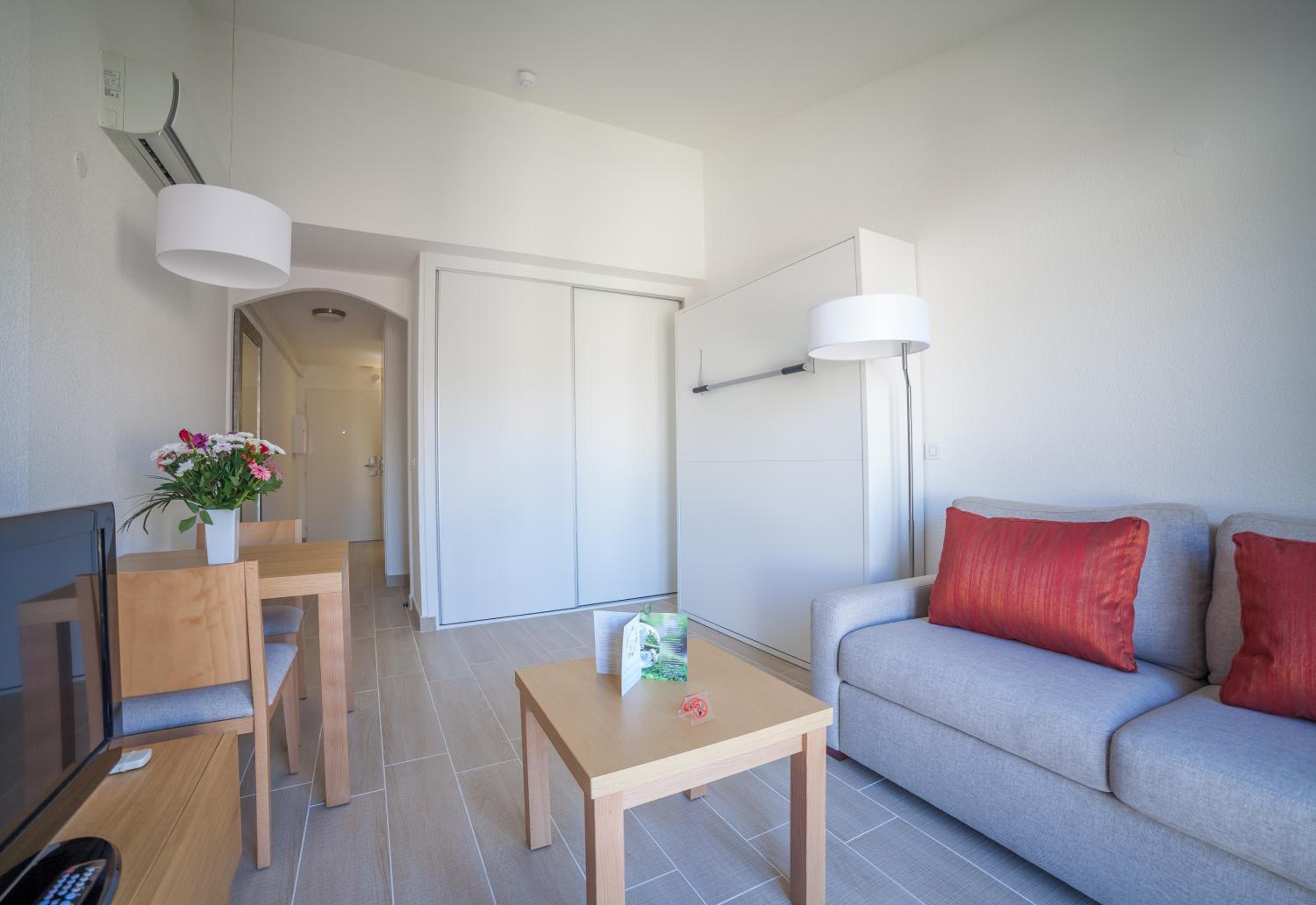 Studio Apartment - Photo 1