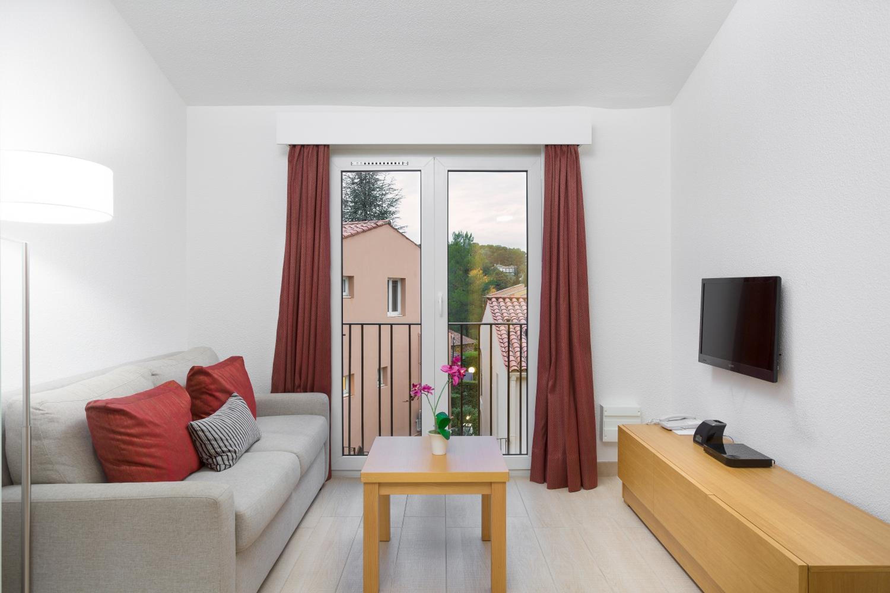 Studio Apartment - Photo 4