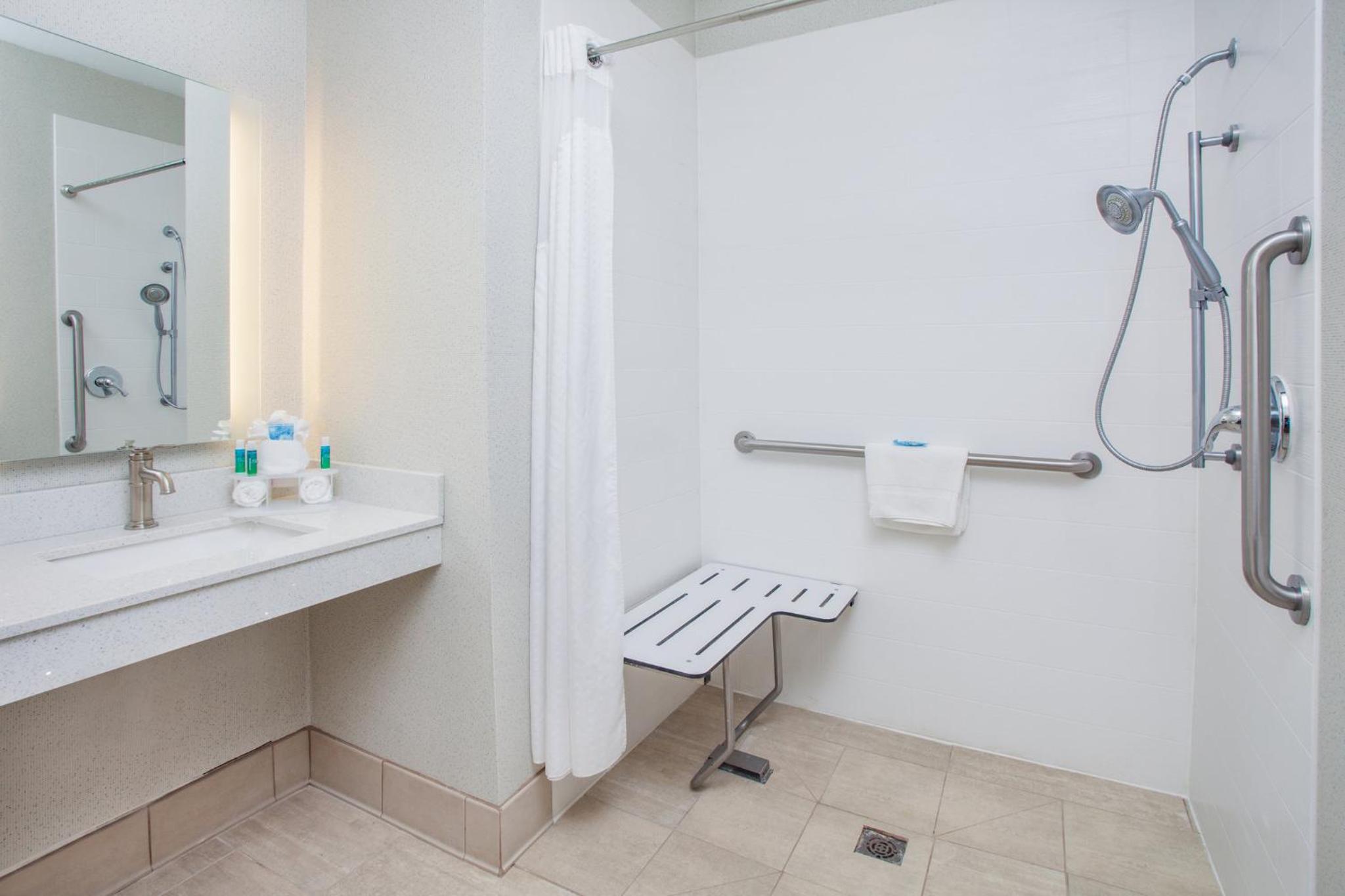 Standard King Room with Roll-in Shower - Mobility Accessible - Photo 3