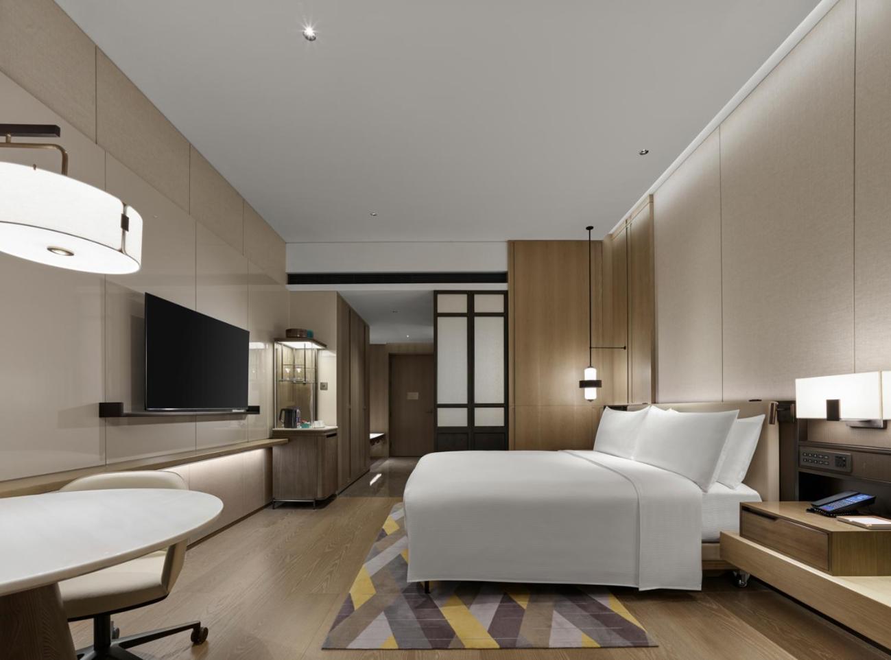 Deluxe King Room - Photo 2