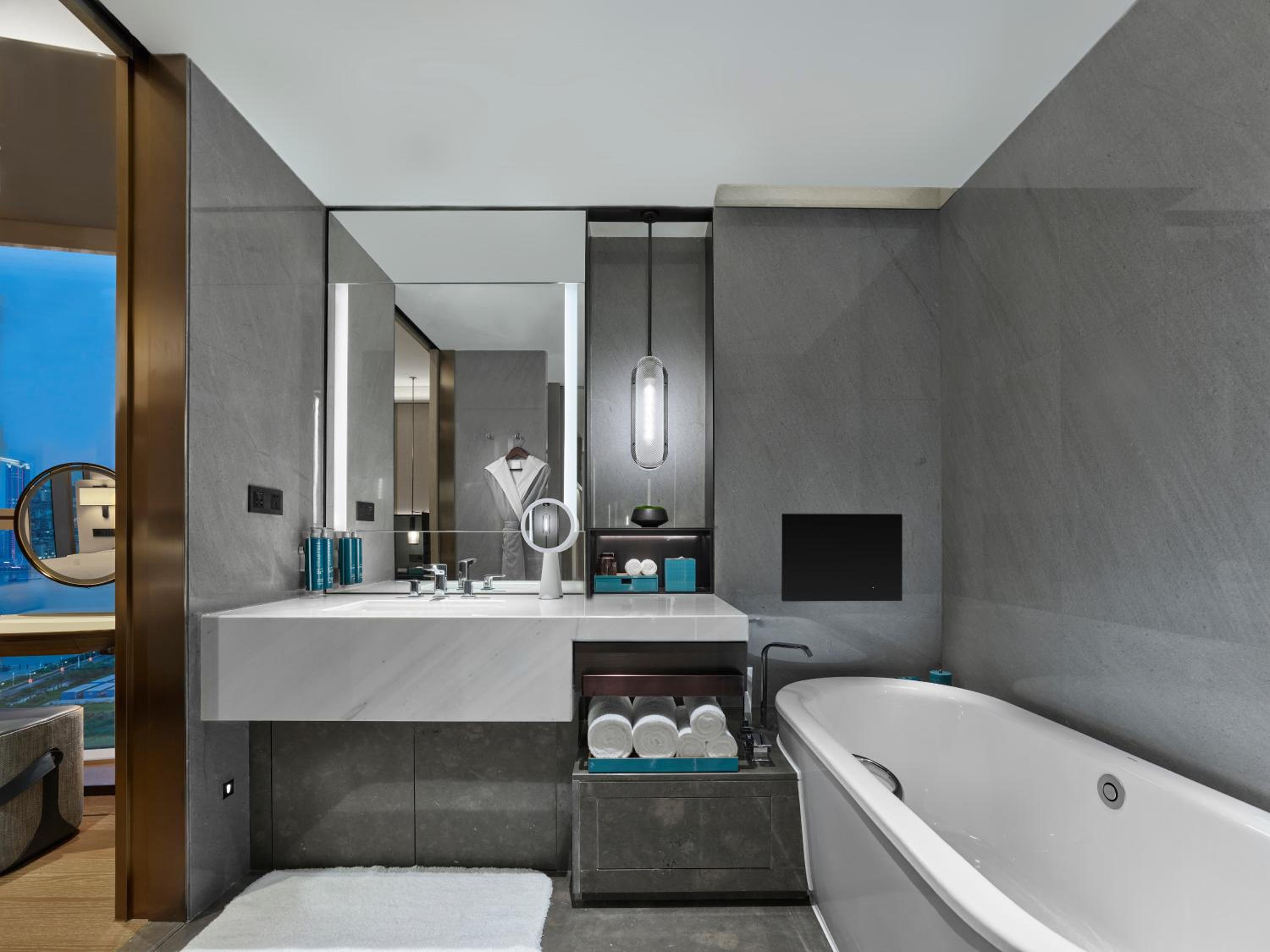 Deluxe King Suite - Photo 4
