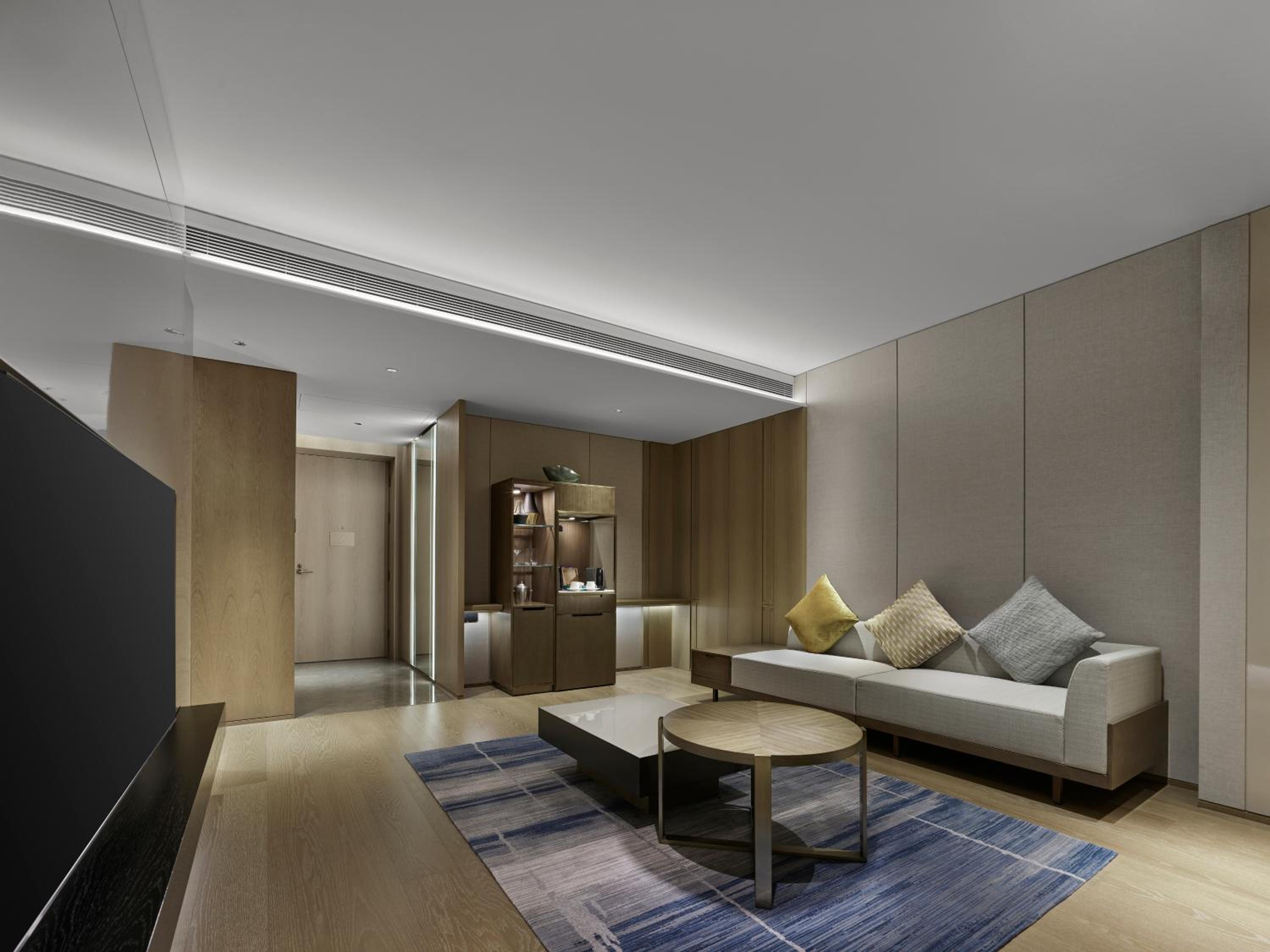 Deluxe King Suite - Photo 6