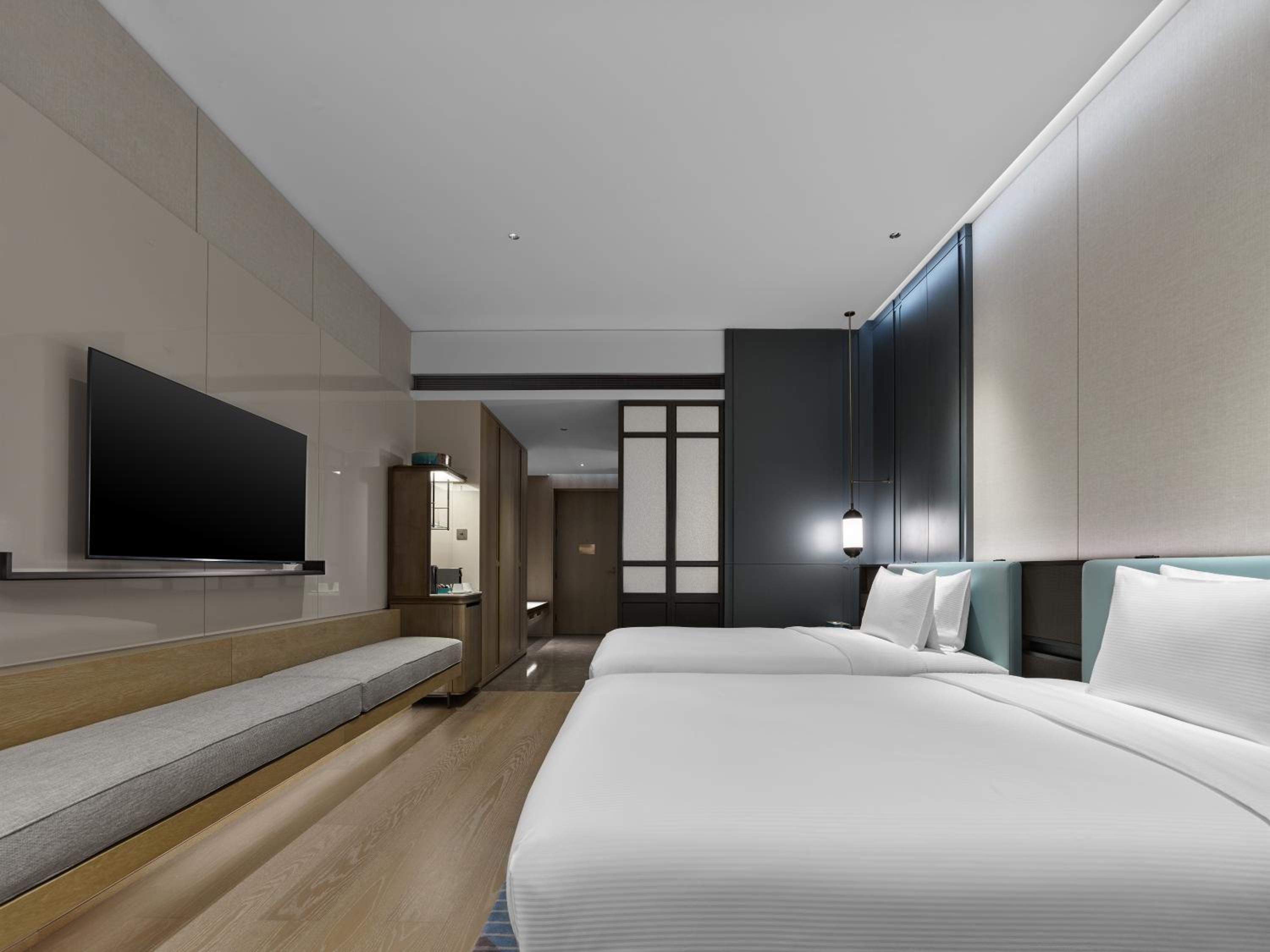 Deluxe Twin Room with Sea View - Photo 6