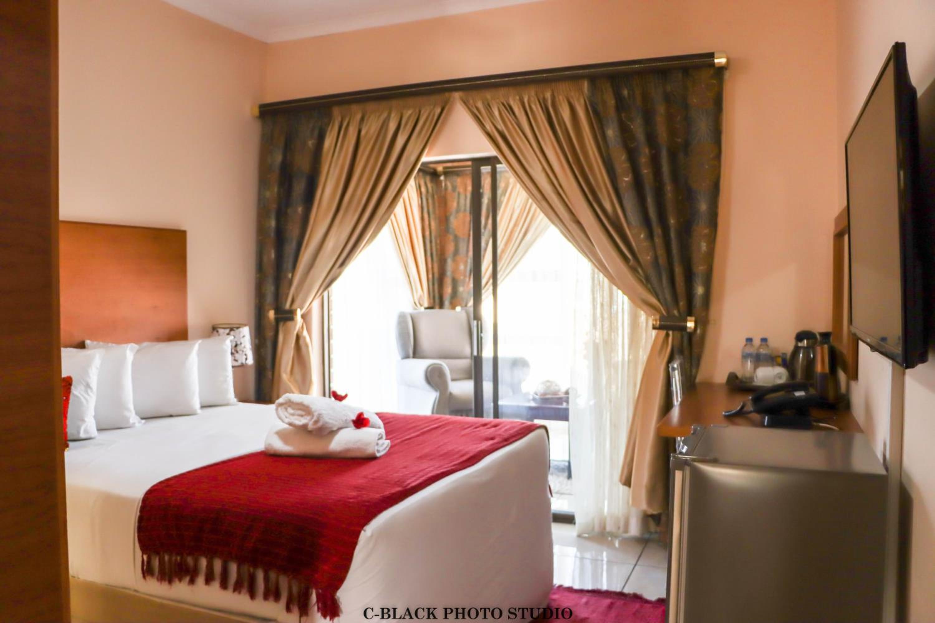 Executive Suite - Photo 4