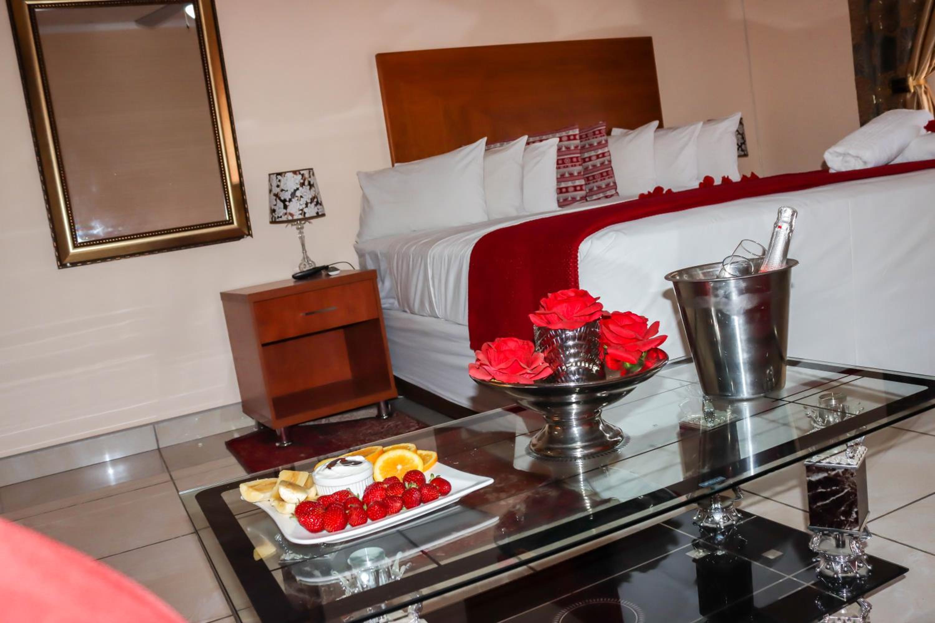 Honeymoon Suite - Photo 1