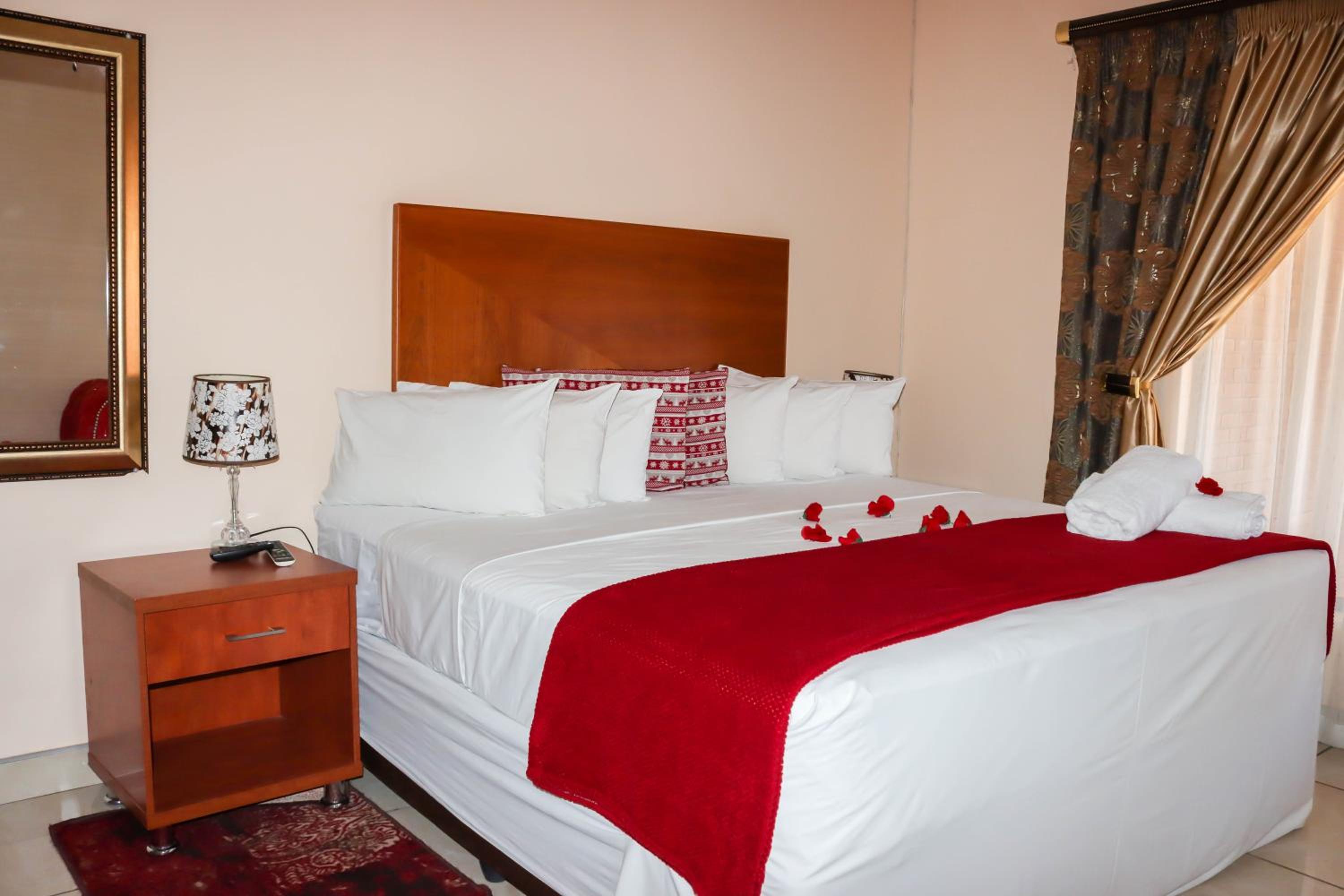 Honeymoon Suite - Photo 6
