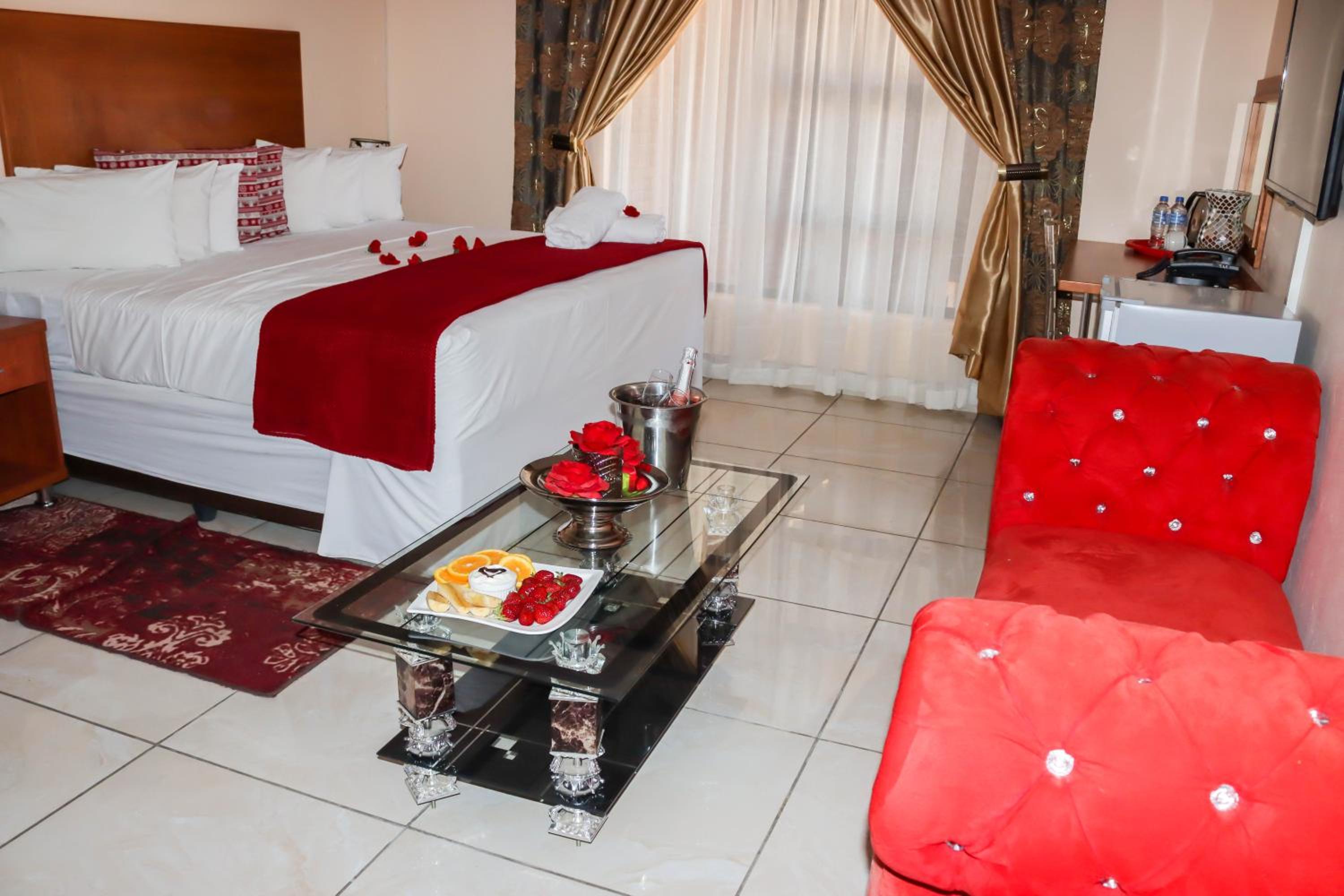 Honeymoon Suite - Photo 5
