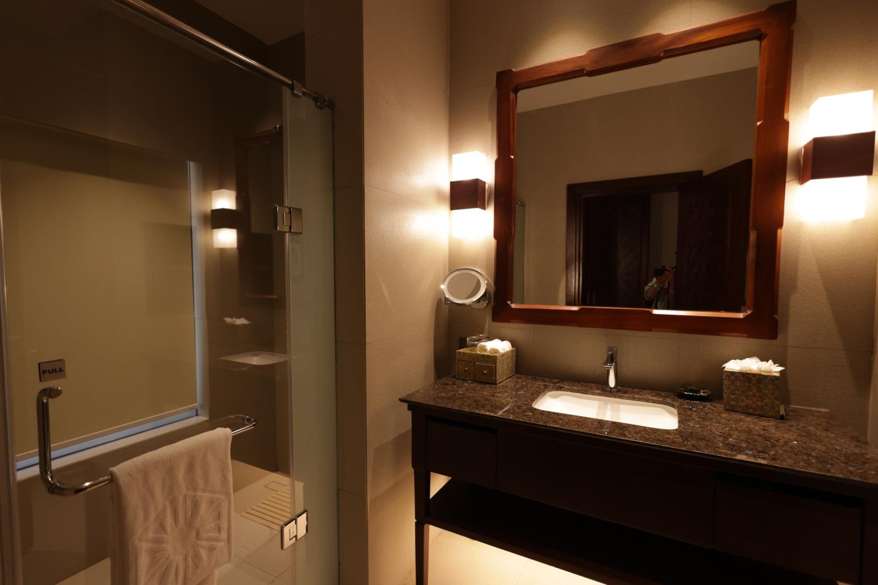 Luxury Room Lake View Balcony Twin Bed