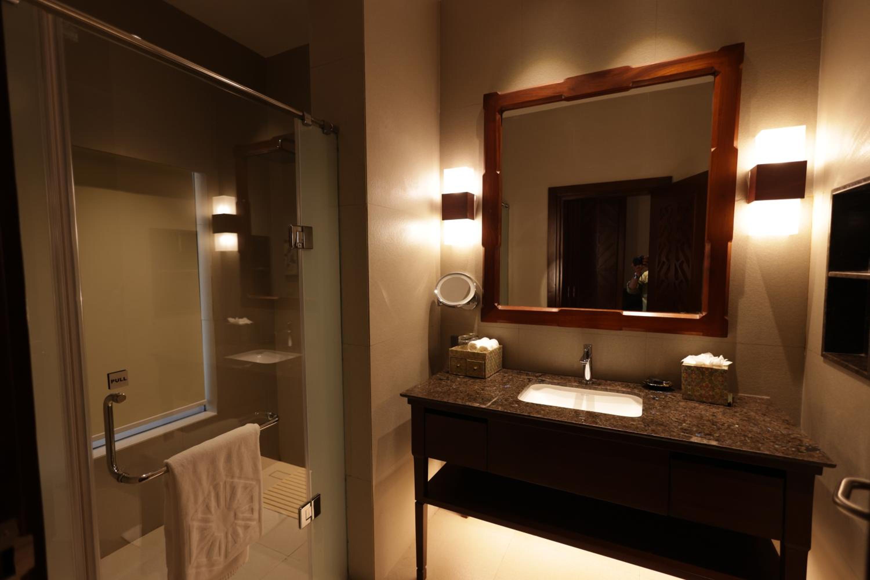 Luxury Room Lake View Balcony King Bed