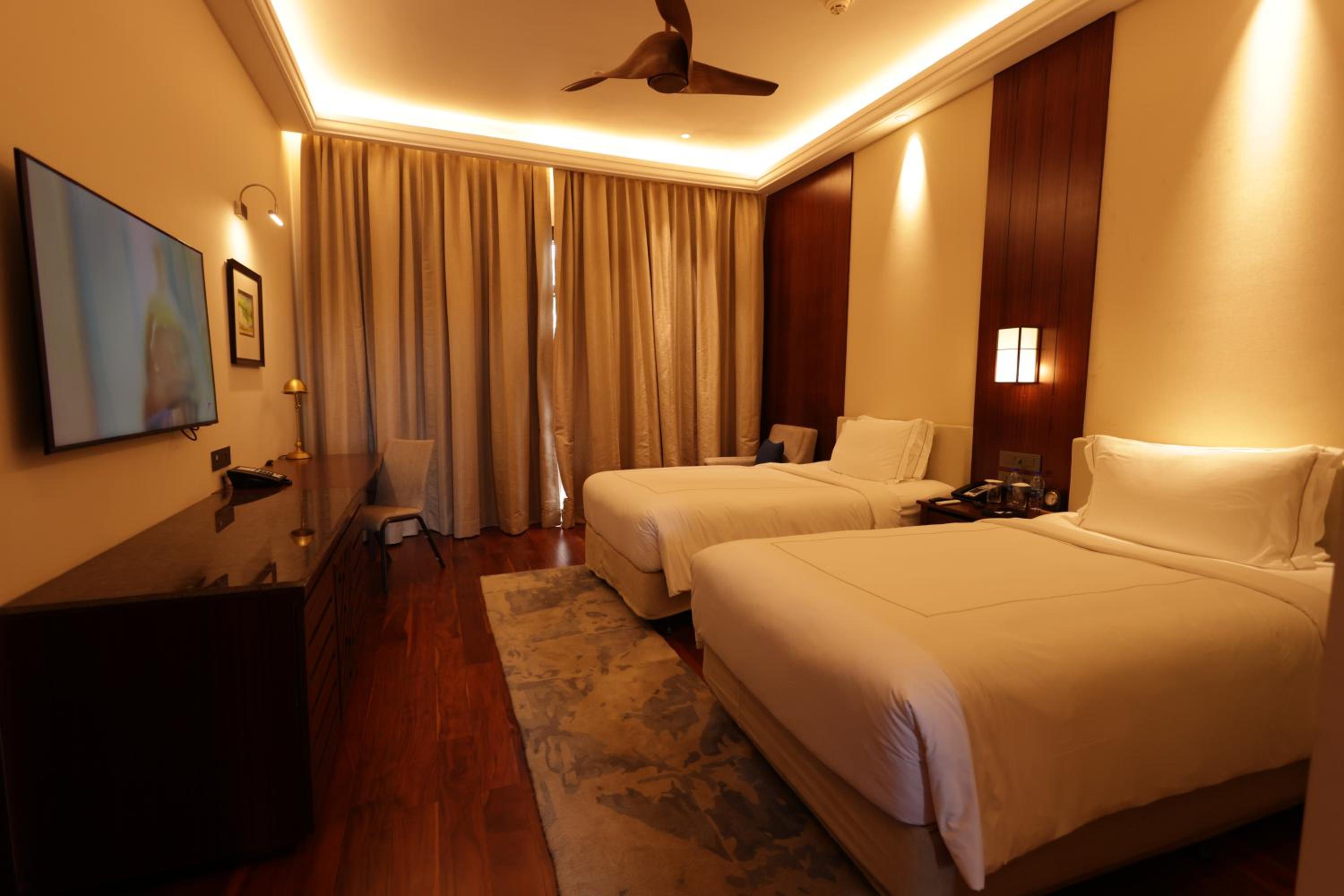 Luxury Room Lake View Balcony Twin Bed