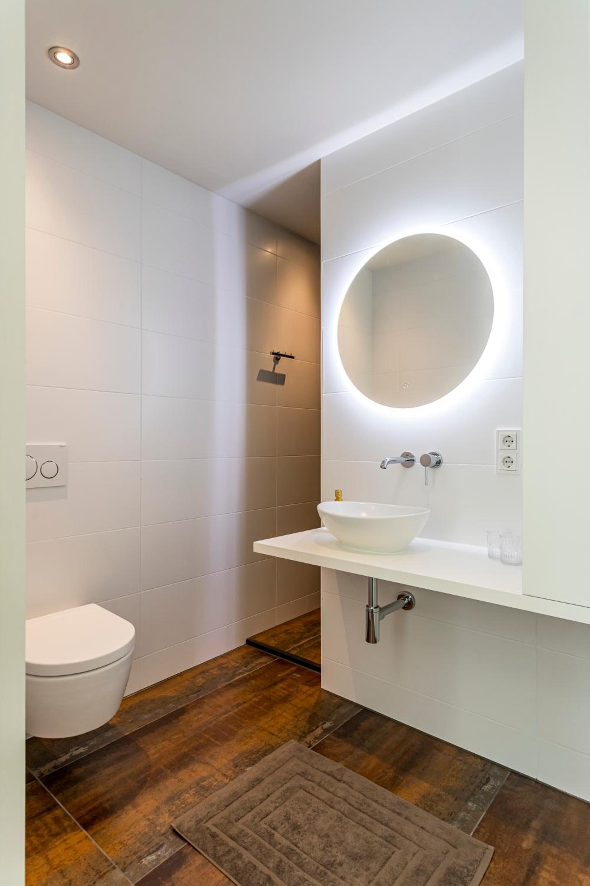 Deluxe King Suite - Photo 8