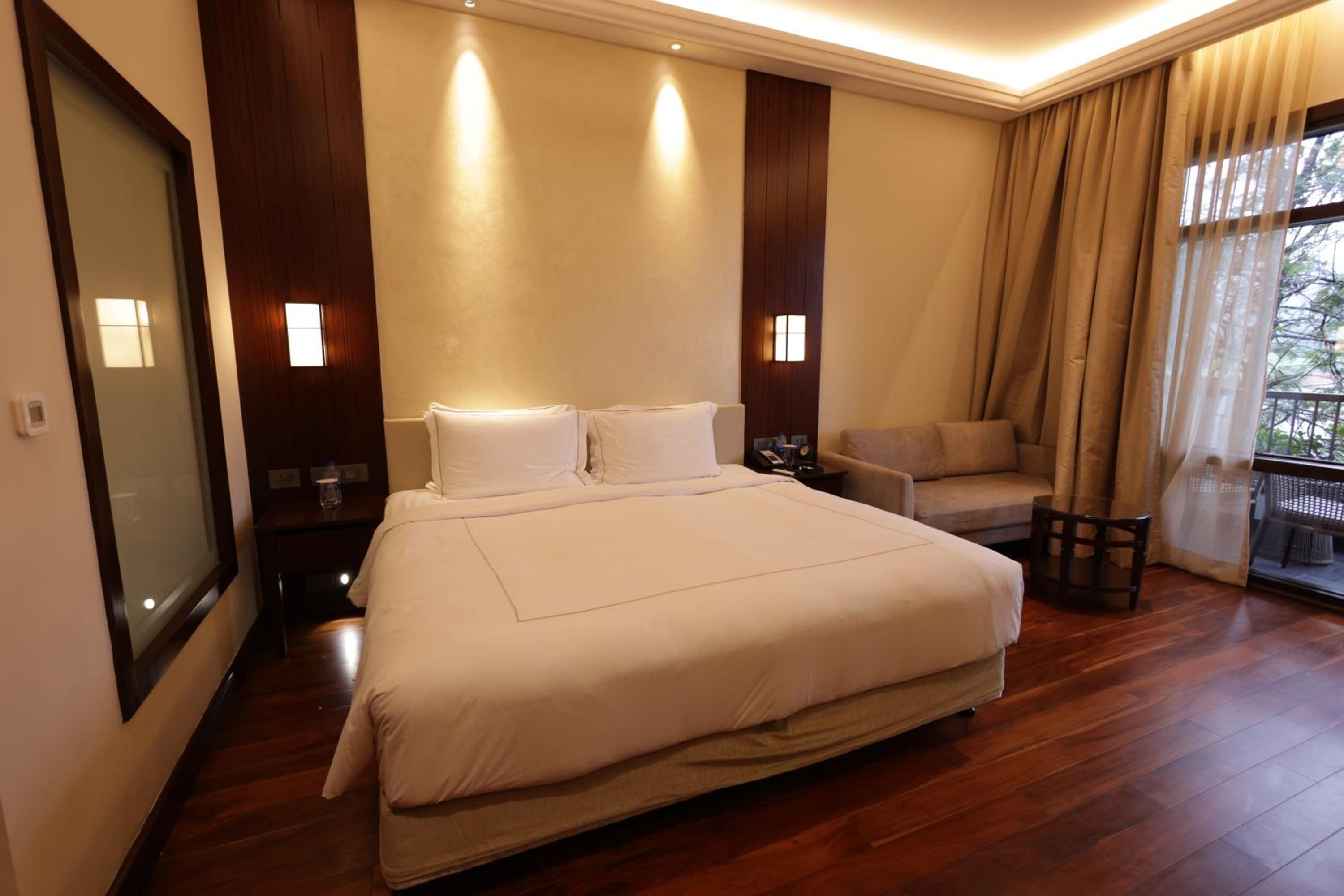 Luxury Room Lake View Balcony King Bed